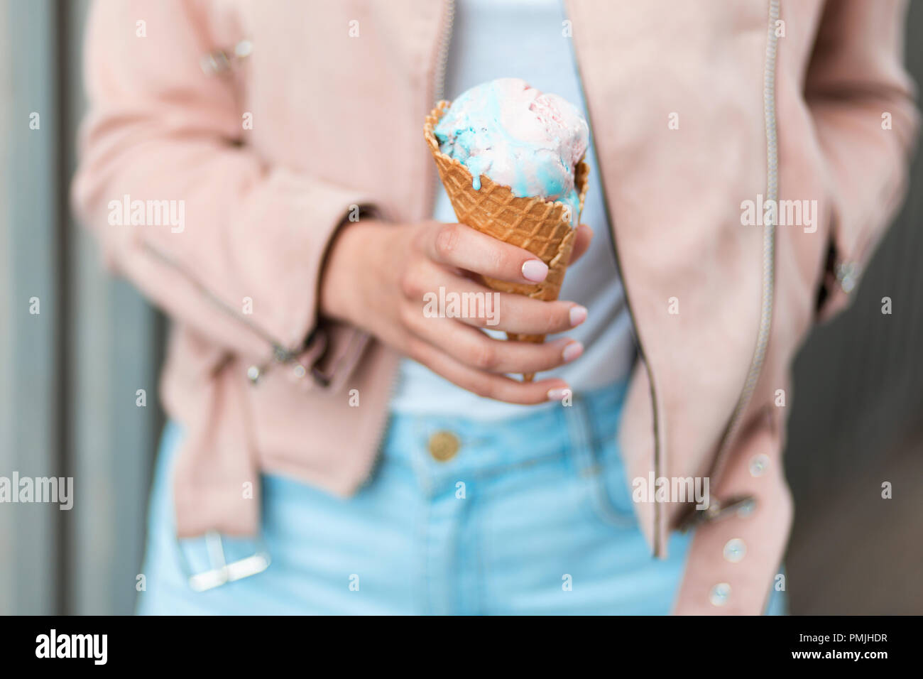 Schöne Frau mit Eis. In den Farben Pink und Blau Stockfoto