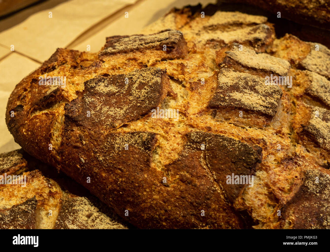 Brot ruht auf den Zähler der Store close-up Stockfoto