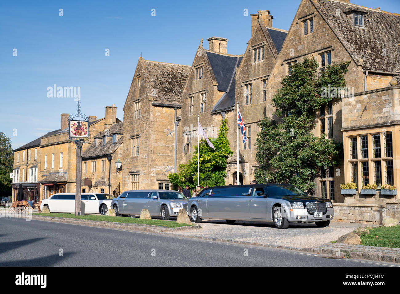 Chrysler Limousinen außerhalb der Lygon Arms Hotel. Broadway Cotswolds, Worcestershire, England Stockfoto