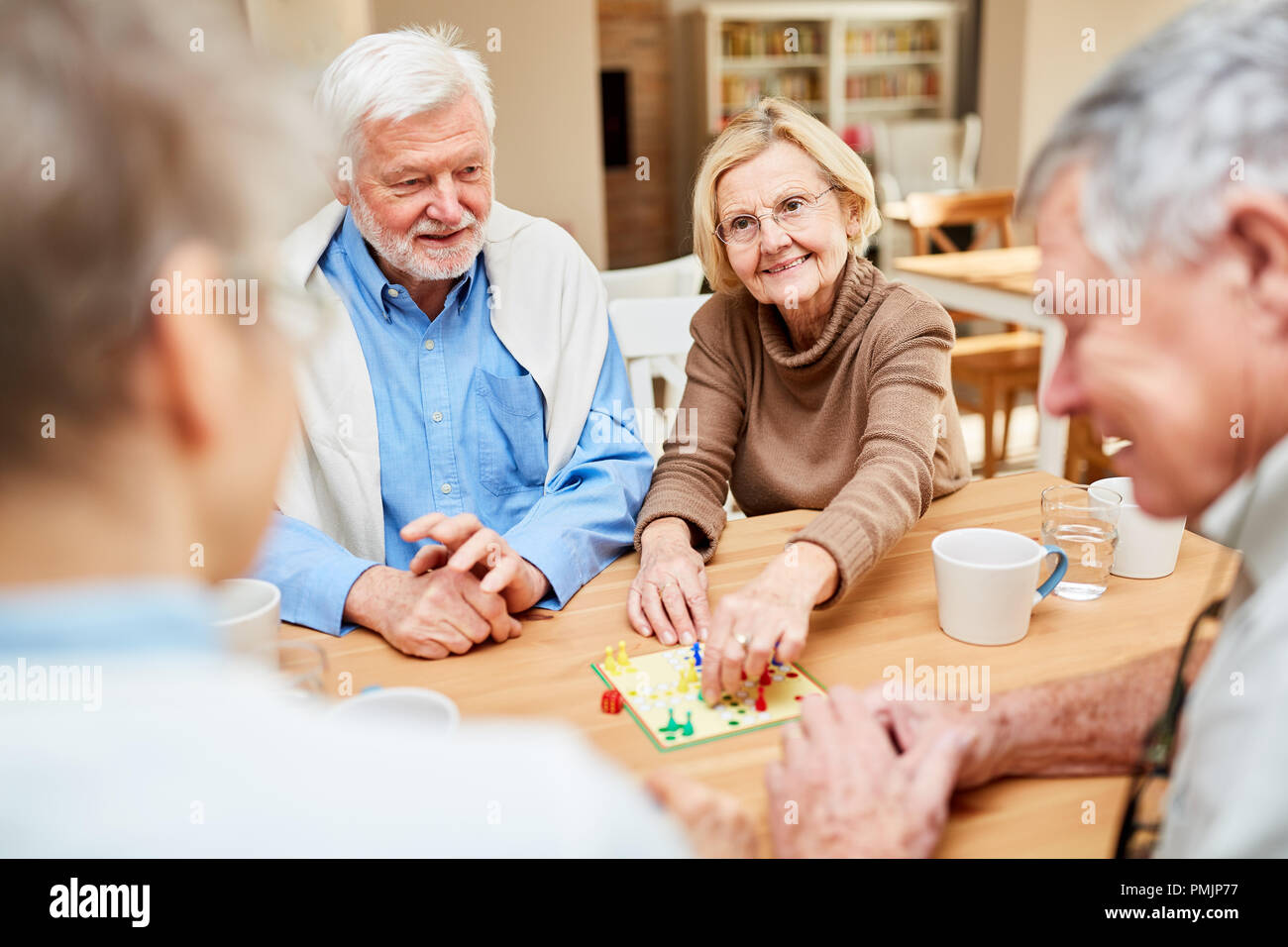 Ältere Paare und Freunde viel Spaß beim Spielen Brettspiel im Altenheim oder zu Hause Stockfoto