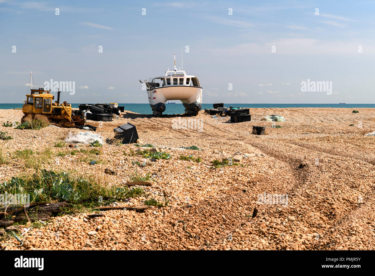 Der Katamaran Kingfisher auf dem Dungeness Schindel, Kent, England. 31. August 2018 Stockfoto