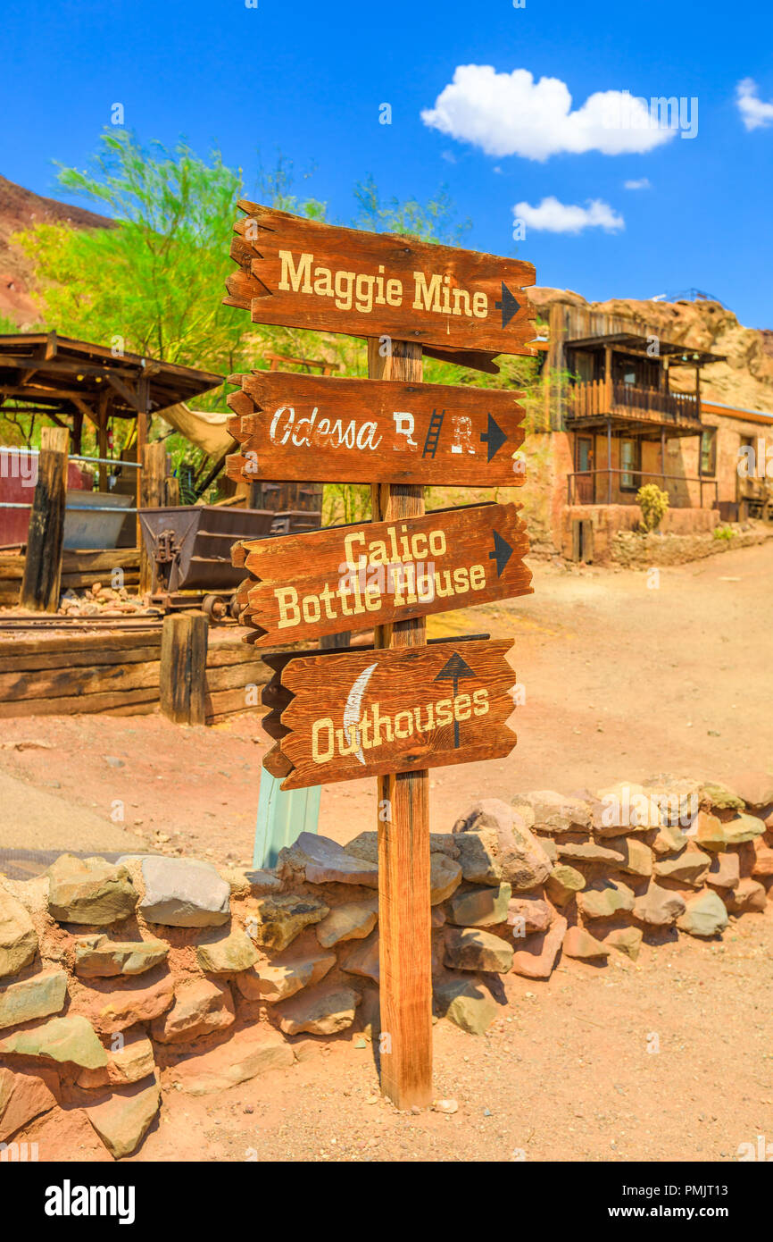 Zeichen der Calico Ghost Town in Calico Berge von Mojave Wüste, Southern California, USA. Historic Park und beliebtes Reiseziel. Die Bergbaustadt ist in der Nähe von Barstow, San Bernardino. Vertikale erschossen. Stockfoto