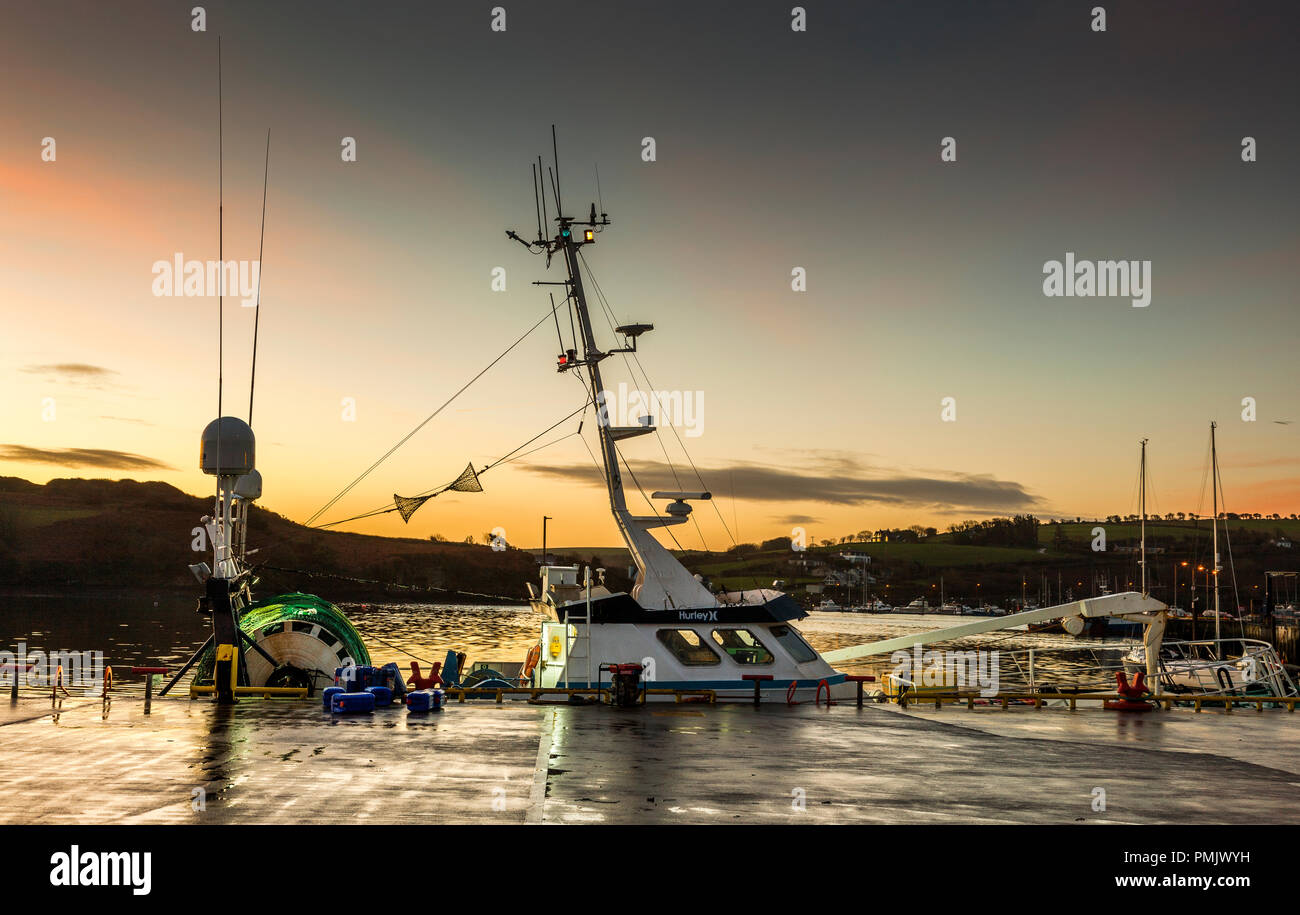 Kinsale, Cork, Irland. 26. Januar 2018. Trawler Dever Ar Mor, liegt an der Pier Kinsale Co.Cork bei Ebbe vor Sonnenaufgang. Stockfoto