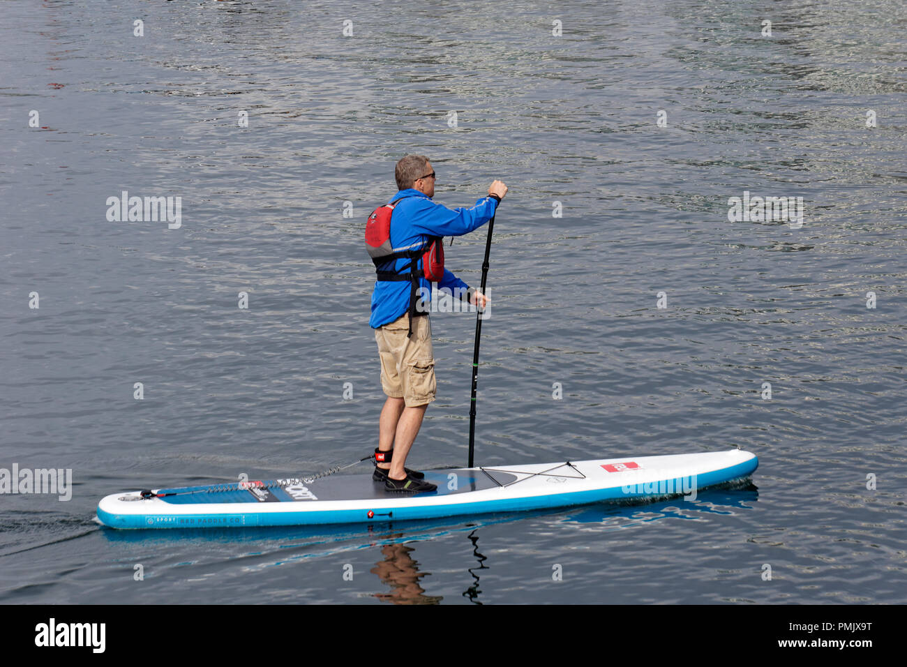 Nahaufnahme eines Mannes Paddle Boarding auf False Creek, Vancouver, BC, Kanada Stockfoto