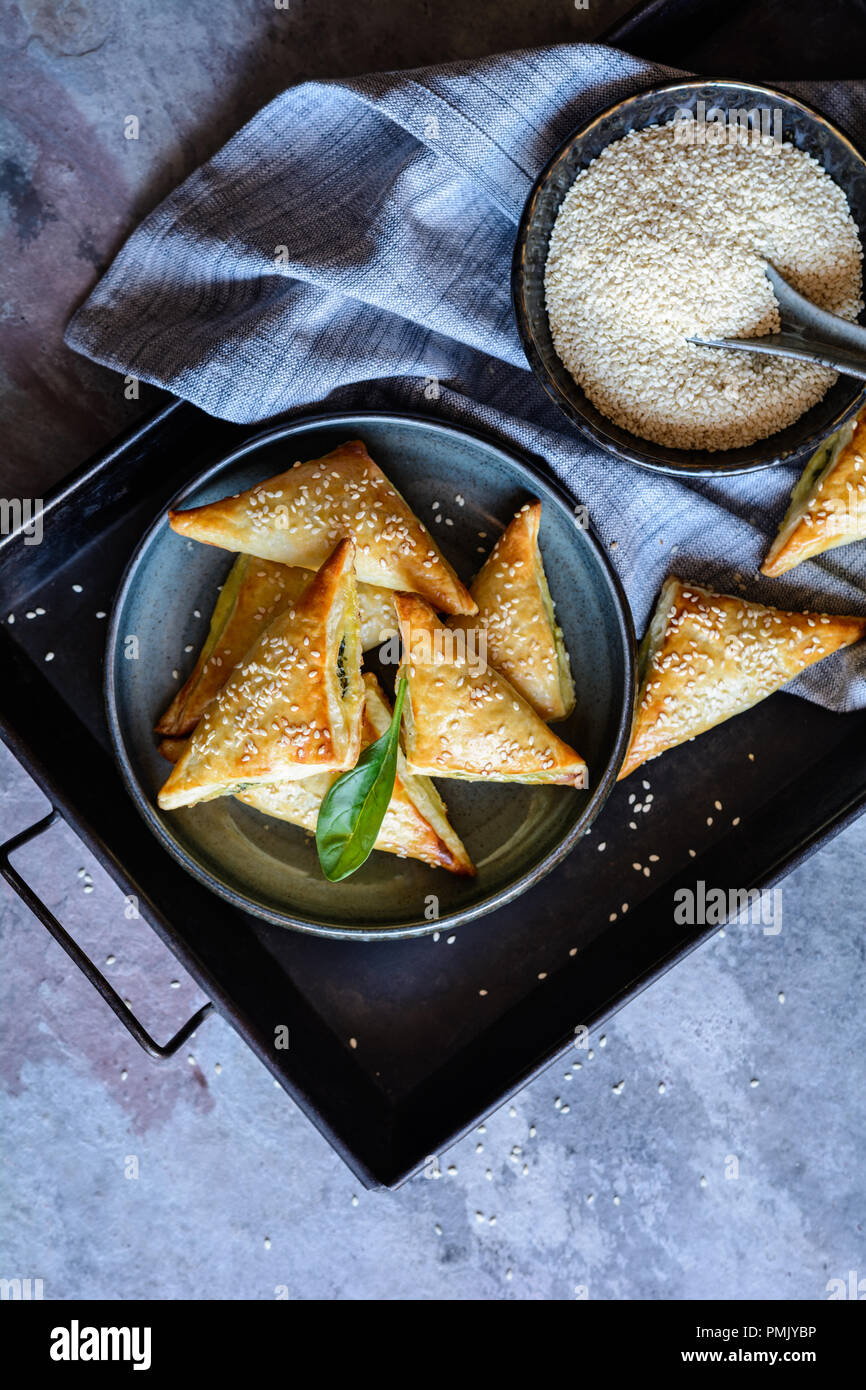 Frisch gebackene Spanakopita Dreiecke gefüllt mit Spinat und Feta Käse ...