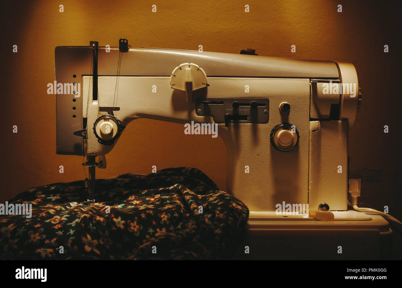 Detailansicht einer alten elektrischen Nähmaschine. Stockfoto