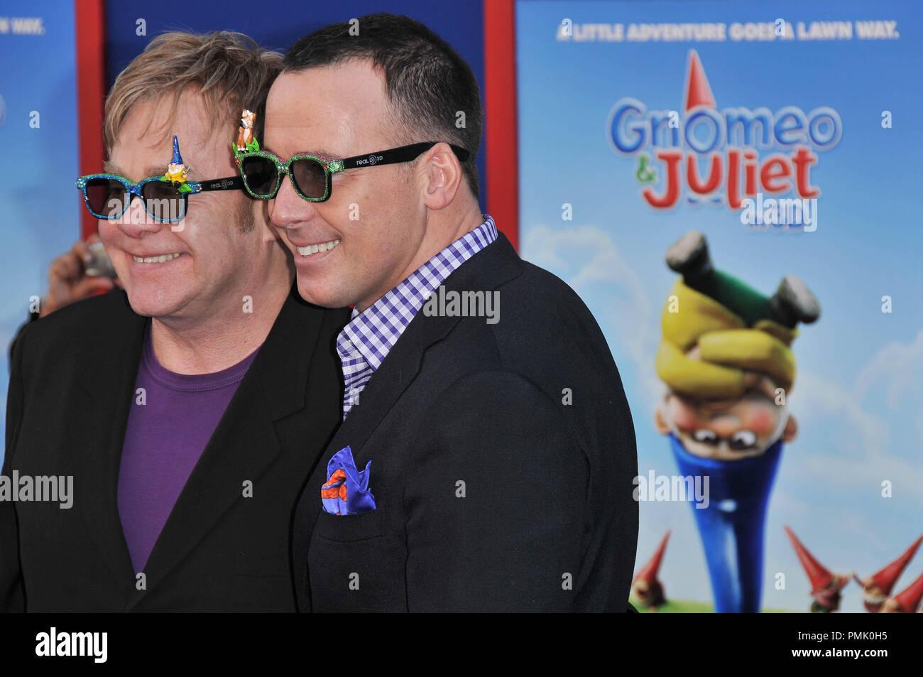 Elton John und David versorgen bei der Weltpremiere von "Gnomeo and Juliet" gehalten am El Capitan Theatre in Hollywood, CA. Die Veranstaltung fand am Sonntag, 23. Januar 2011 statt. Foto von PRPP Pacific Rim Foto Presse/PictureLux Stockfoto