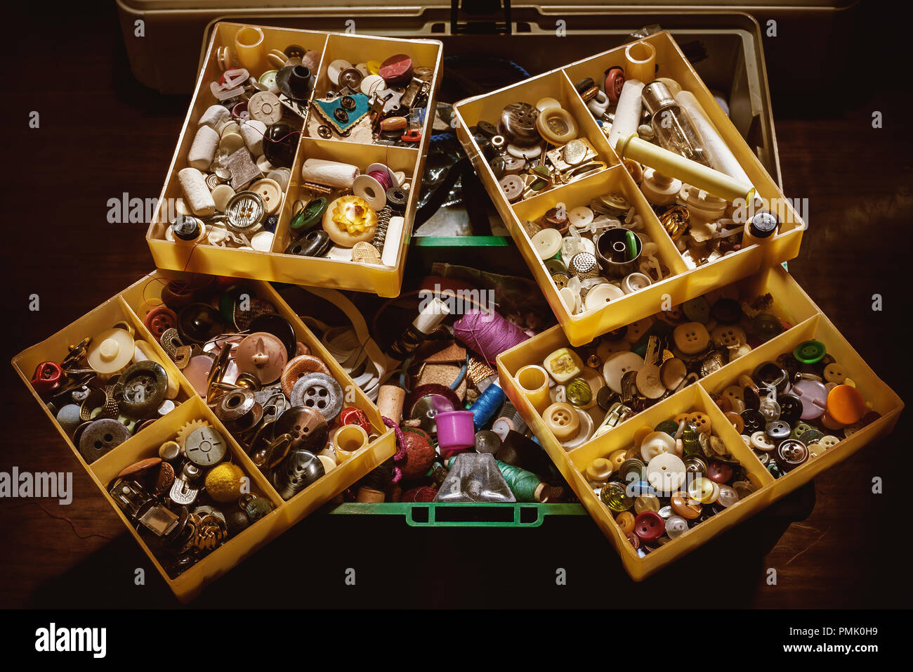 Detailansicht der ein Container voller Verschleißschutzteile. Stockfoto