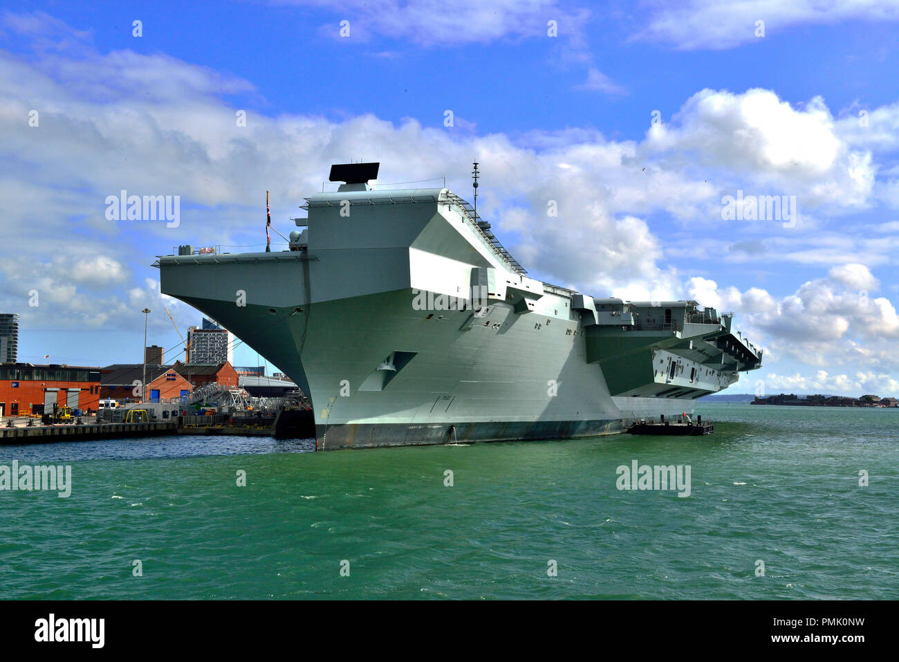 HMS Queen Elizabeth Portsmouth an. Die Queen Elizabeth-Klasse Flugzeugträger ist der größte und leistungsstärkste Kriegsschiffe werden in der britischen Geschichte. Hampshire, Großbritannien Stockfoto