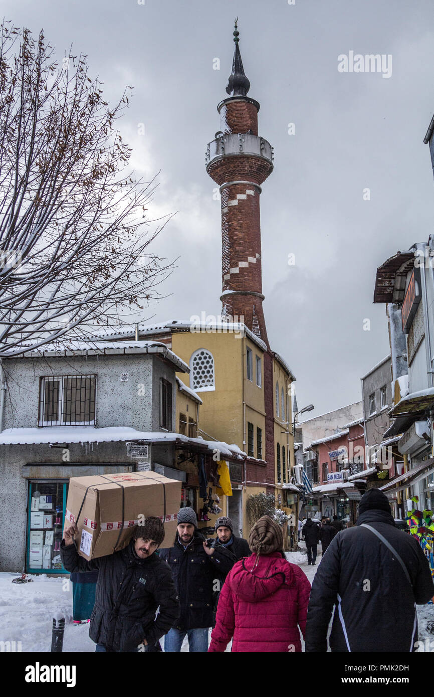 ISTANBUL, Türkei - 31. Dezember 2015: Bezirk Eminönü im Winter unter dem Schnee, auf der europäischen Seite. Lieferung Jungen mit schweren Pakete können in gesehen werden. Stockfoto