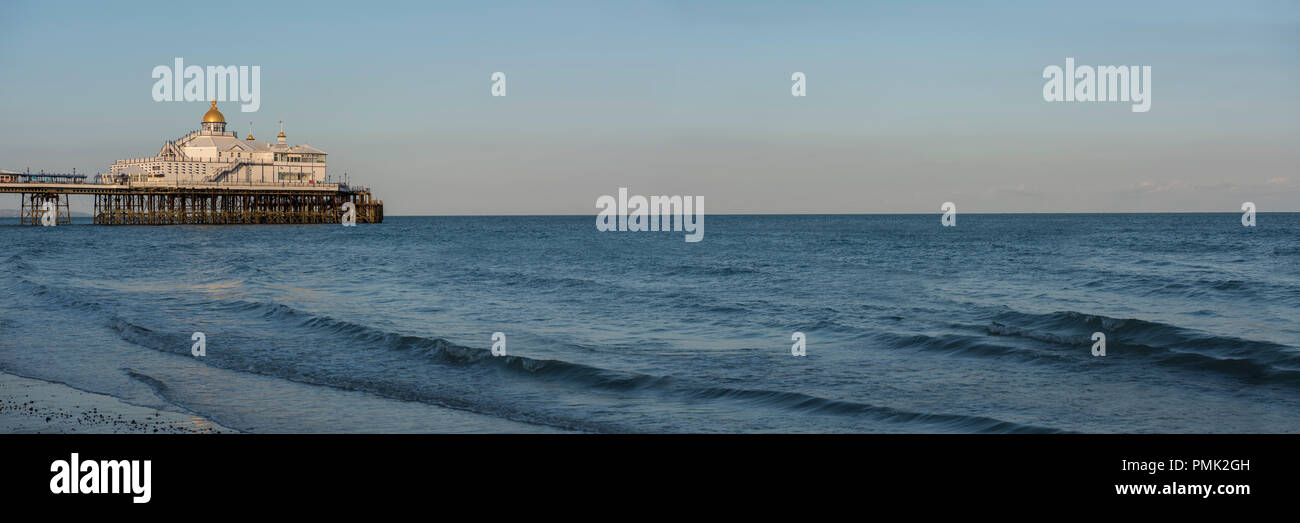 Eastbourne Pier, in der Grafschaft East Sussex an der Südküste von England in Großbritannien, und die englische Chanel. Stockfoto