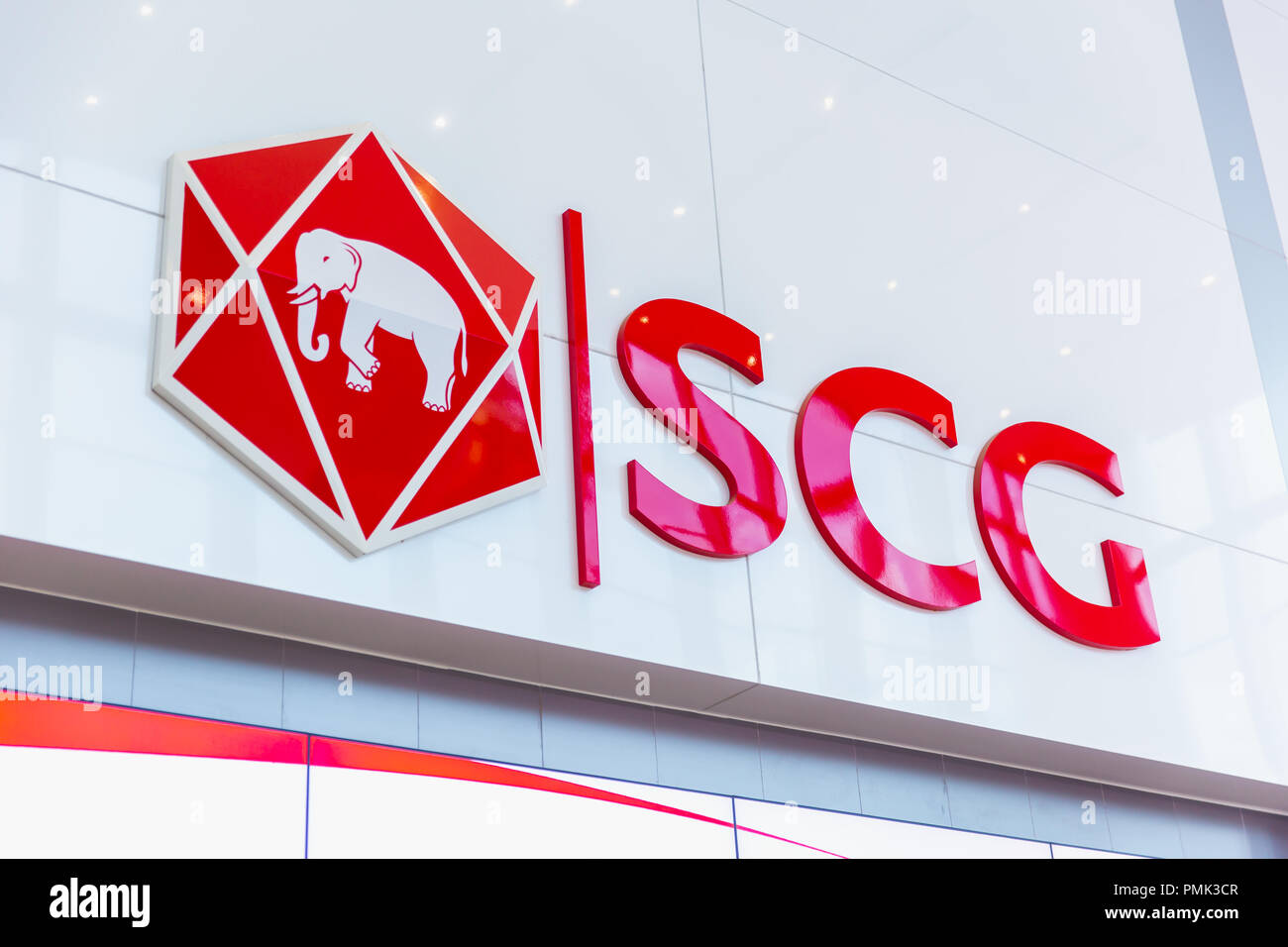 Die Siam Cement Group (SCG) Logo Marke im Bürogebäude am Bang Sue SCG ist die größte Cement Company in Thailand BANGKOK, THAILAND - 17. September 20. Stockfoto
