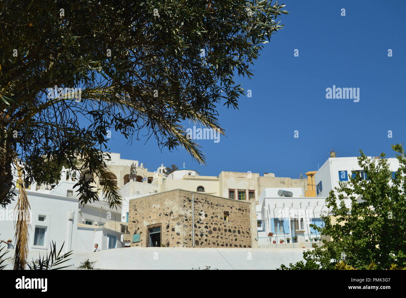 Unten Schoss Der Hauser Am Hang Und Die Gewundenen Strassen Von Pyrgos Kallistis Auf Der Insel Santorini Reisen Kreuzfahrten Architektur Land Stockfotografie Alamy