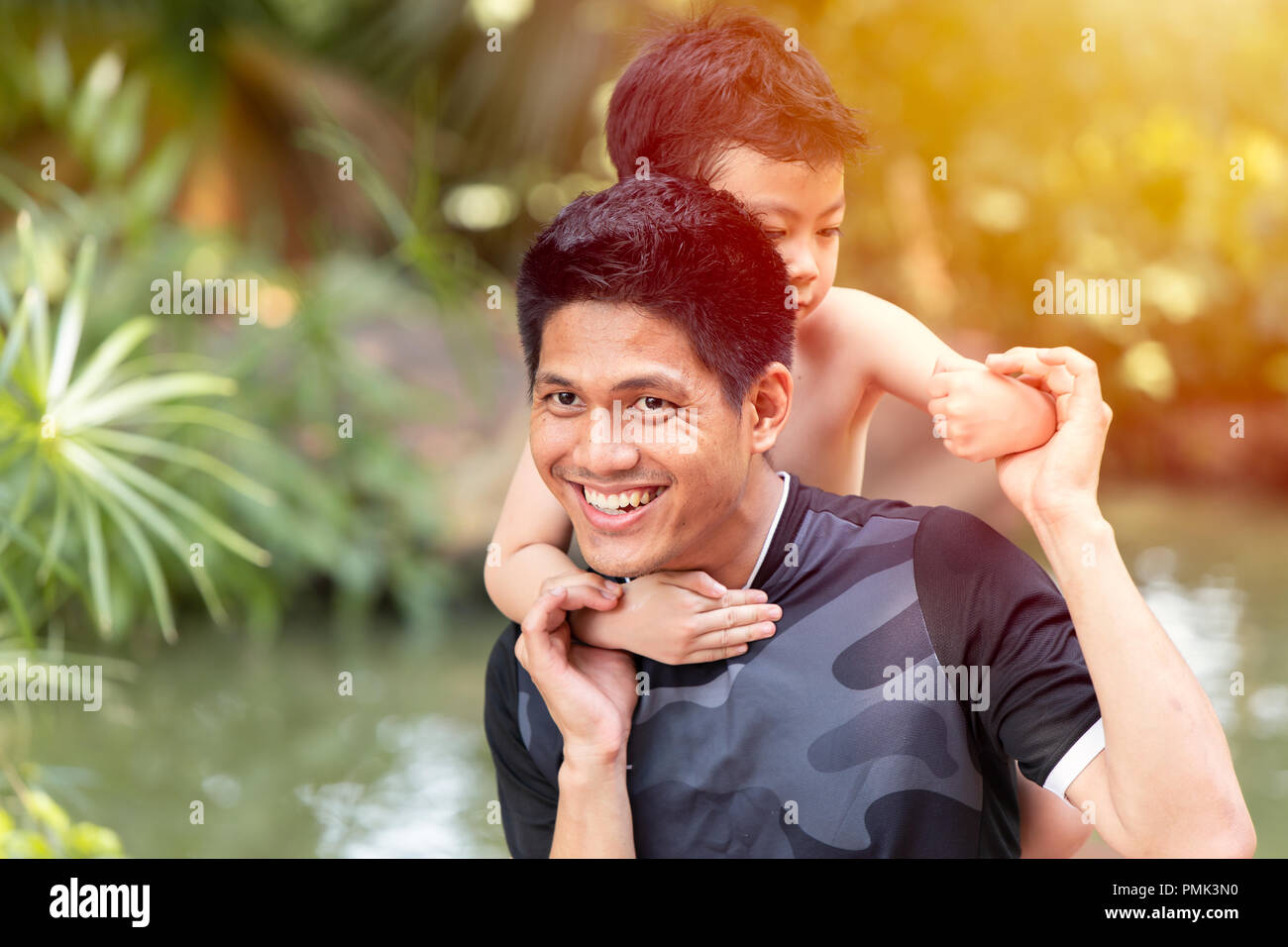 Asiatische Vater mit Sohn gute Beziehung glücklich lächeln im Park Familie Mann Konzept. Stockfoto