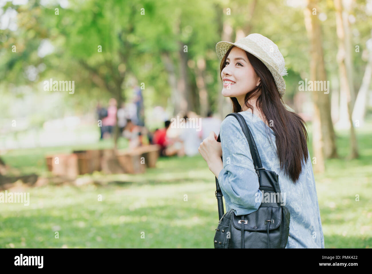 Jugendlich mit Schultertasche Sommer wandern in den grünen Park Stockfoto