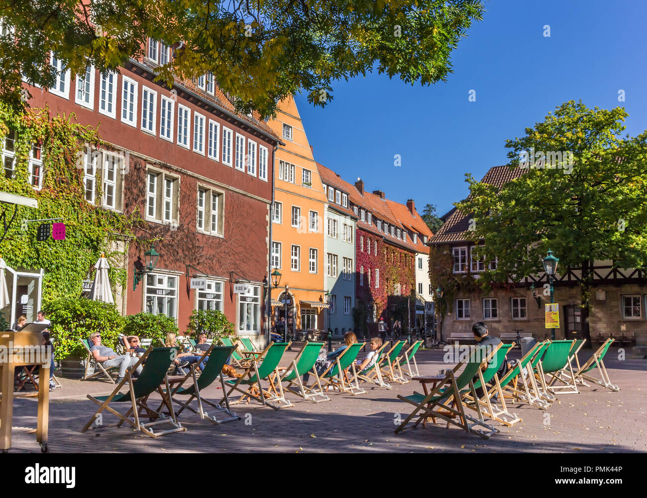 Die Menschen genießen die Sonne am Ballhofplatz Platz in Hannover, Deutschland Stockfoto