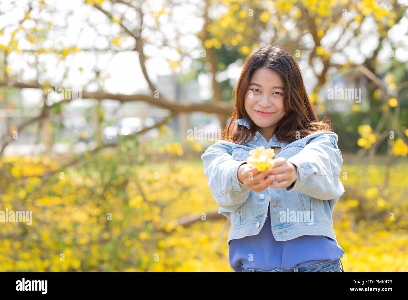 Asiatische frau hübsch mit Blumen portrait Thai Lächeln, jugendlich Stockfoto
