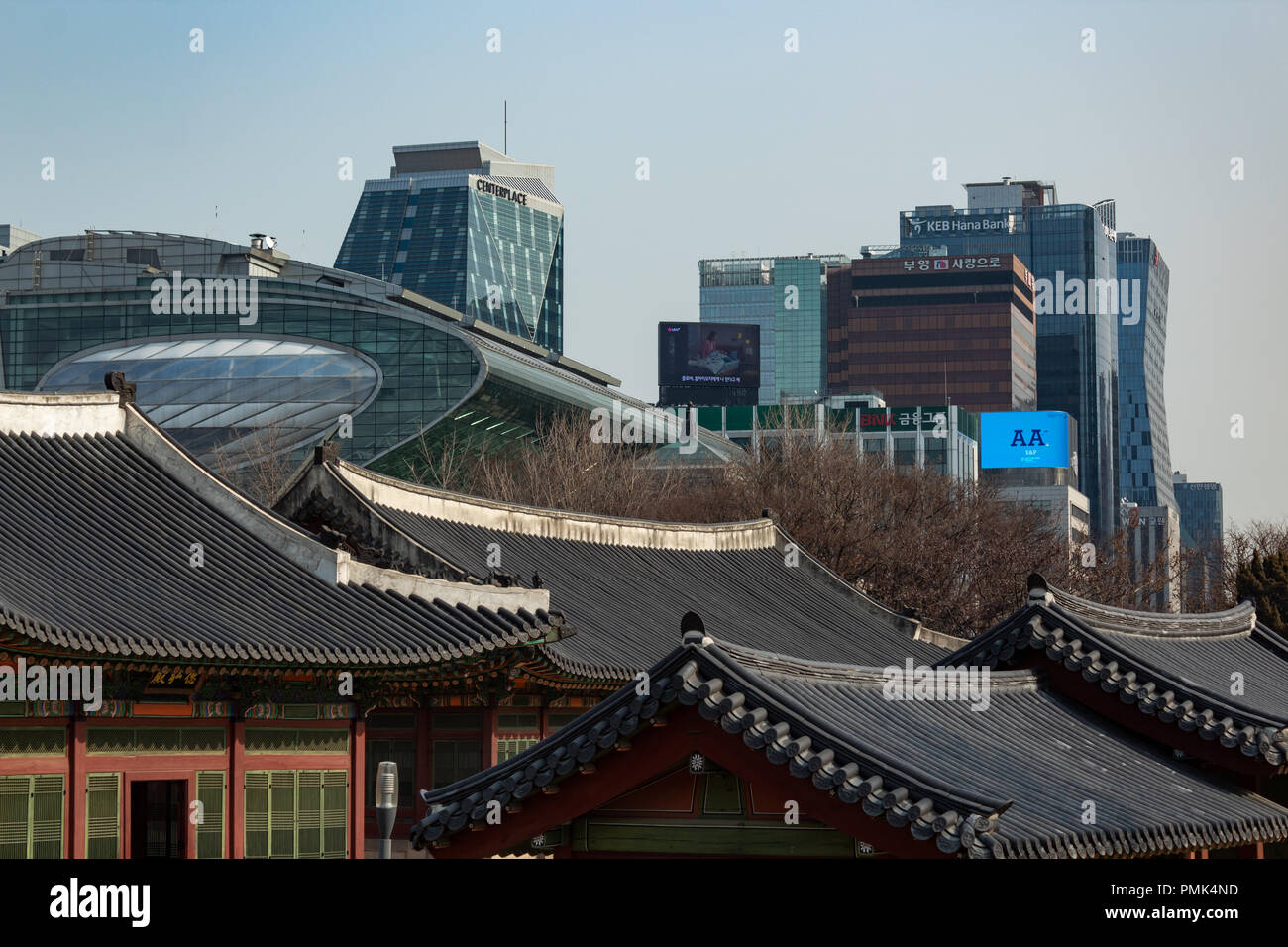 SEOUL, Südkorea - Jan 21, 2018: Deoksugung Gebäudedächer und moderne koreanische Skyline tagsüber, alten und neuen Kontrast Konzept Stockfoto