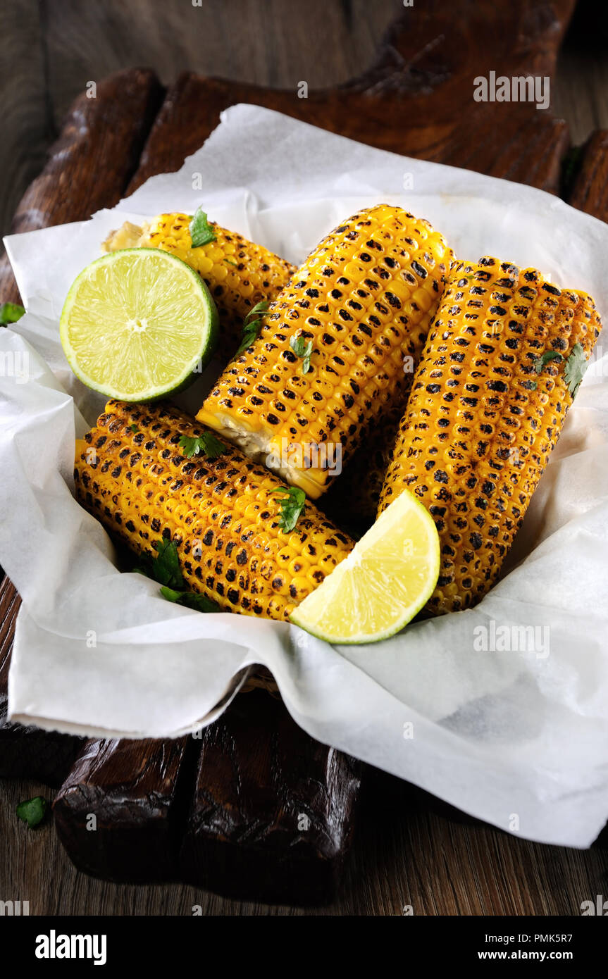 Lecker gebratenen Mais, mit Kalk gerieben und gewürzt mit scharfen Gewürzen. Indischen und mexikanischen Stil. Stockfoto
