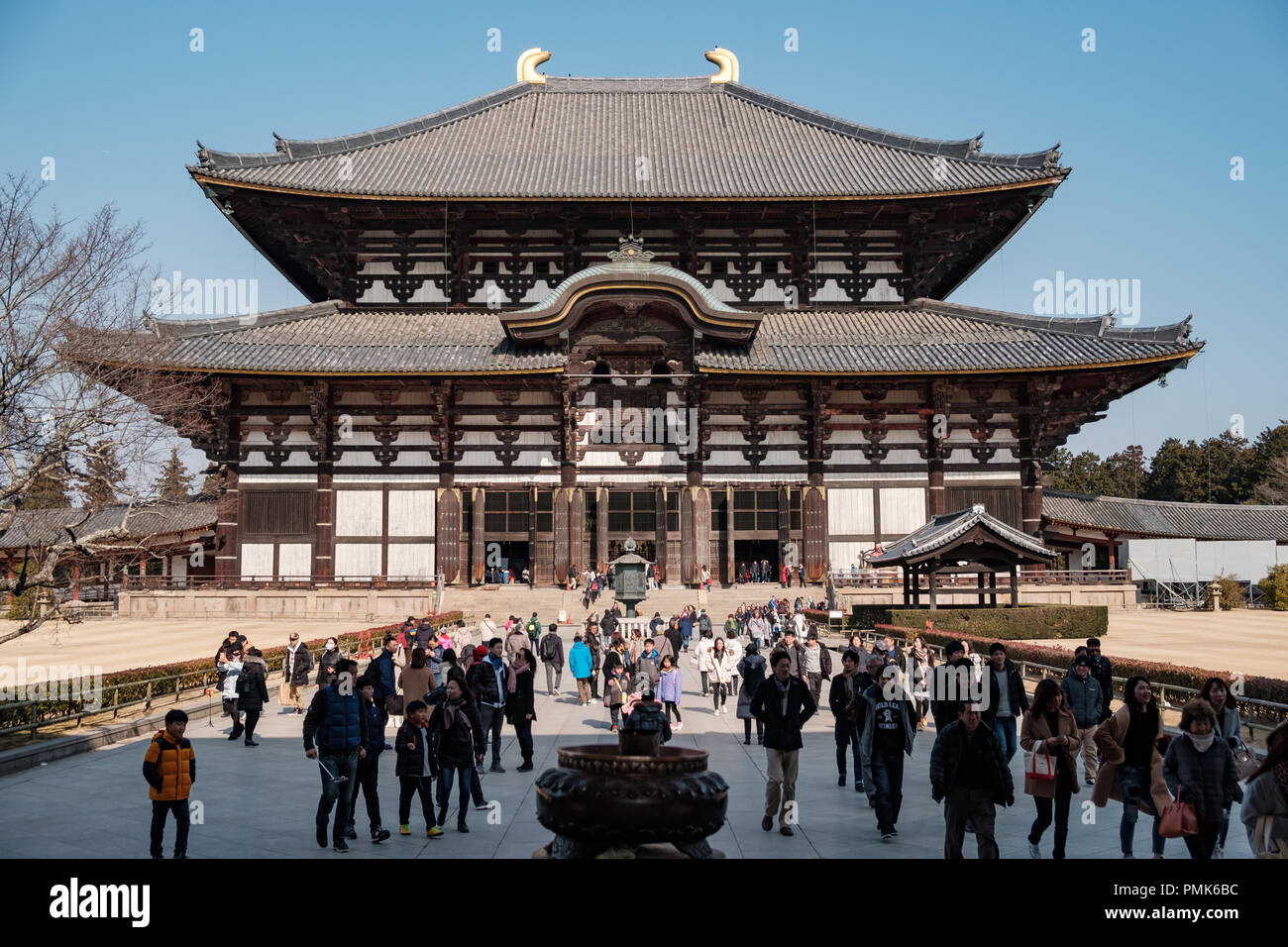 NARA, JAPAN - Jan 30, 2018: Touristen und Einheimische wandern in den Daibutsu in Todaiji Tempel in Nara Stockfoto