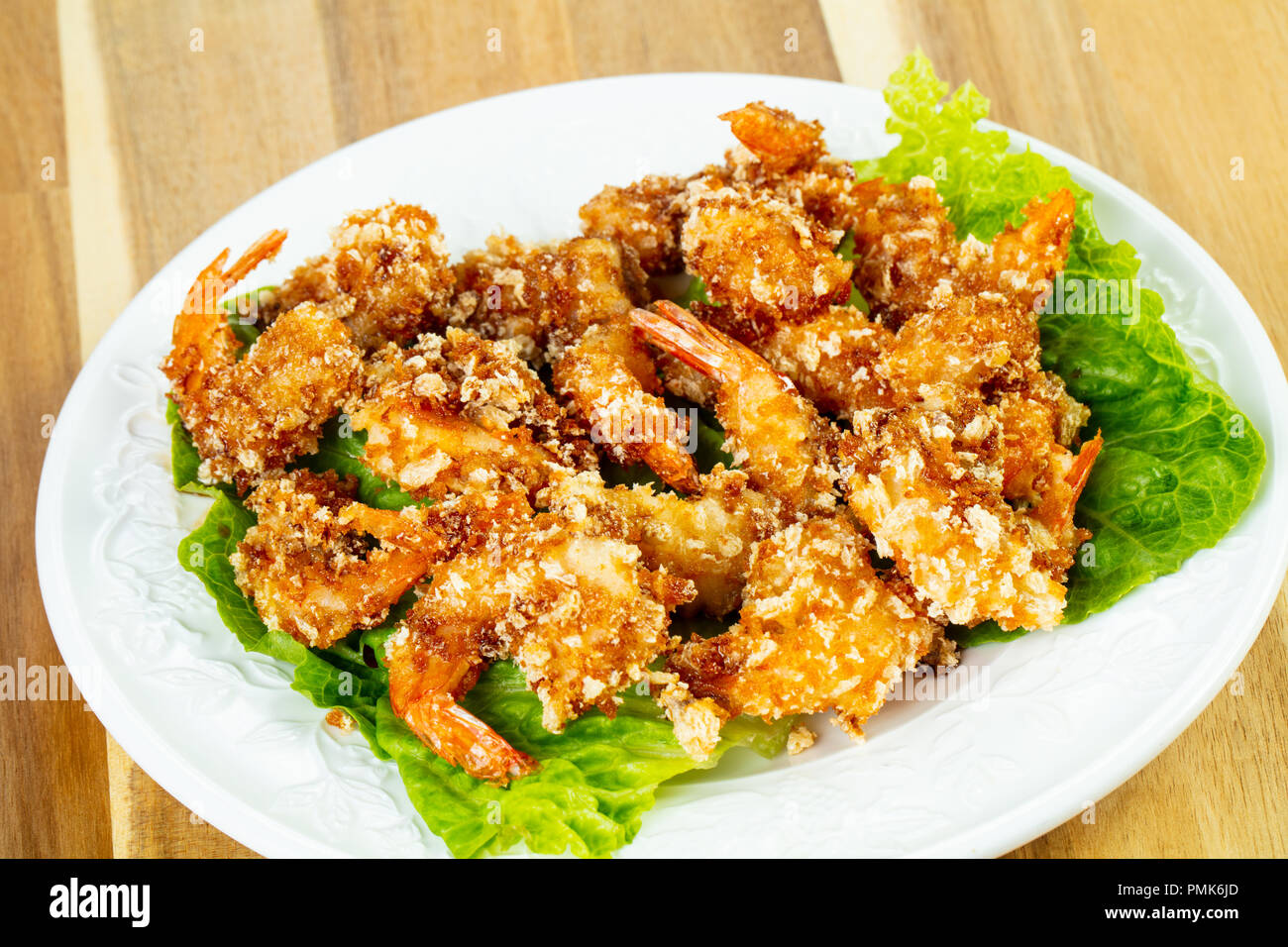 Teig Garnelen mit Salat Stockfoto