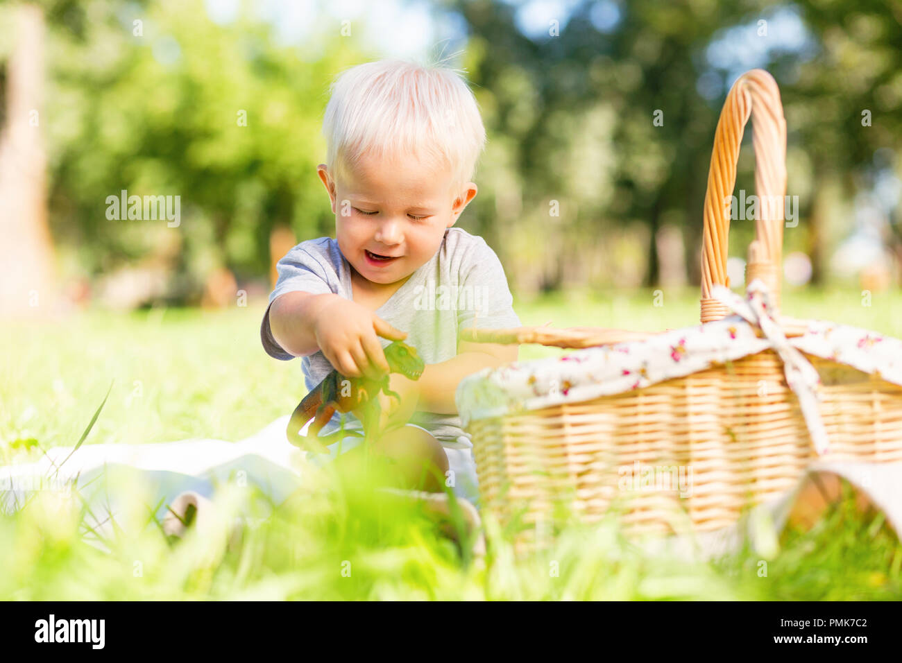 Glückliches Kind spielen mit einem Spielzeug in den Park Stockfoto