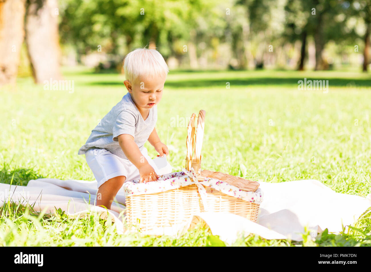 Kleines süßes Kind, ein Picknick im Park Stockfoto