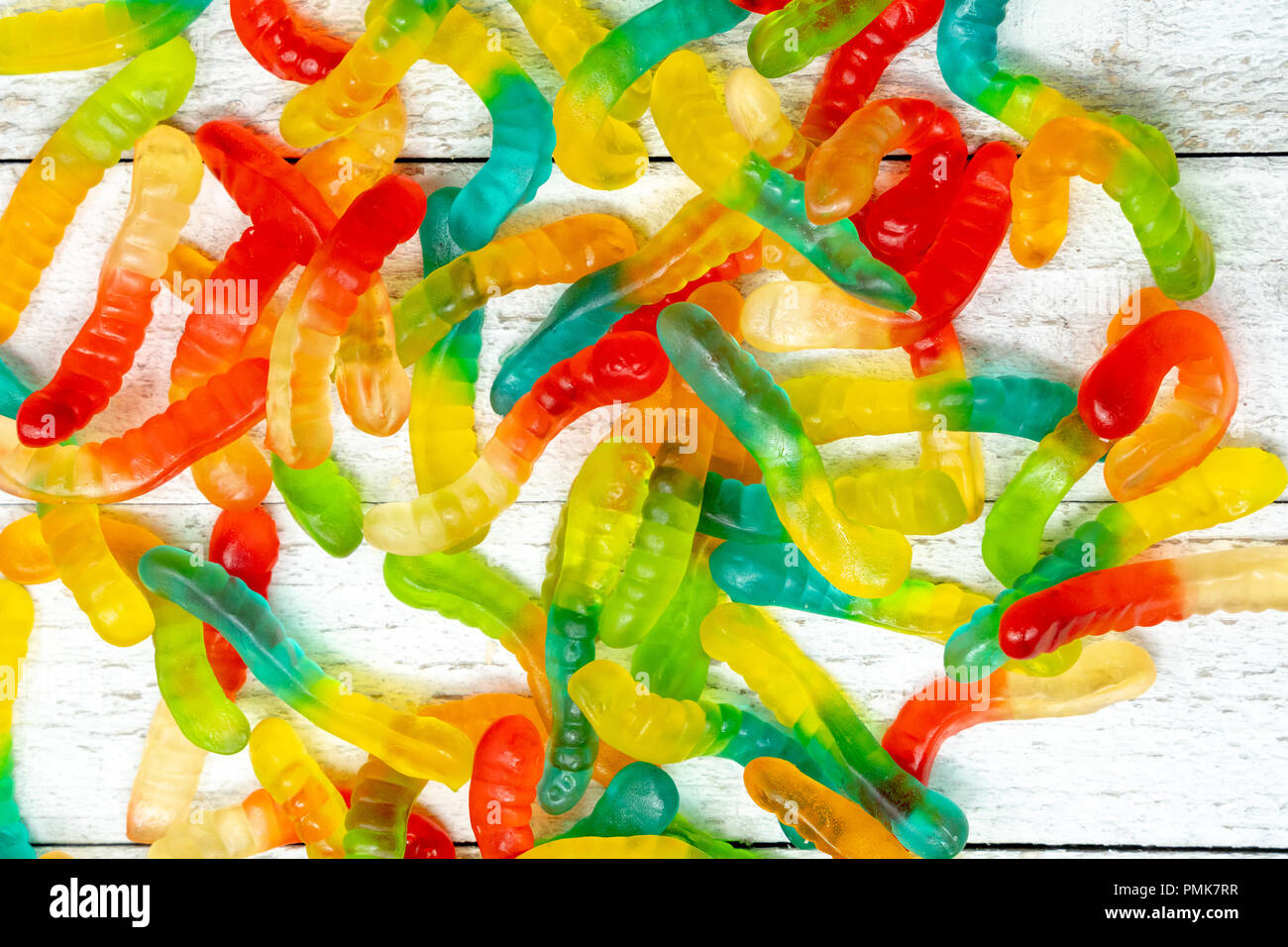 Stapel bunter Gummibärchen Worms auf einem hölzernen Hintergrund Stockfoto
