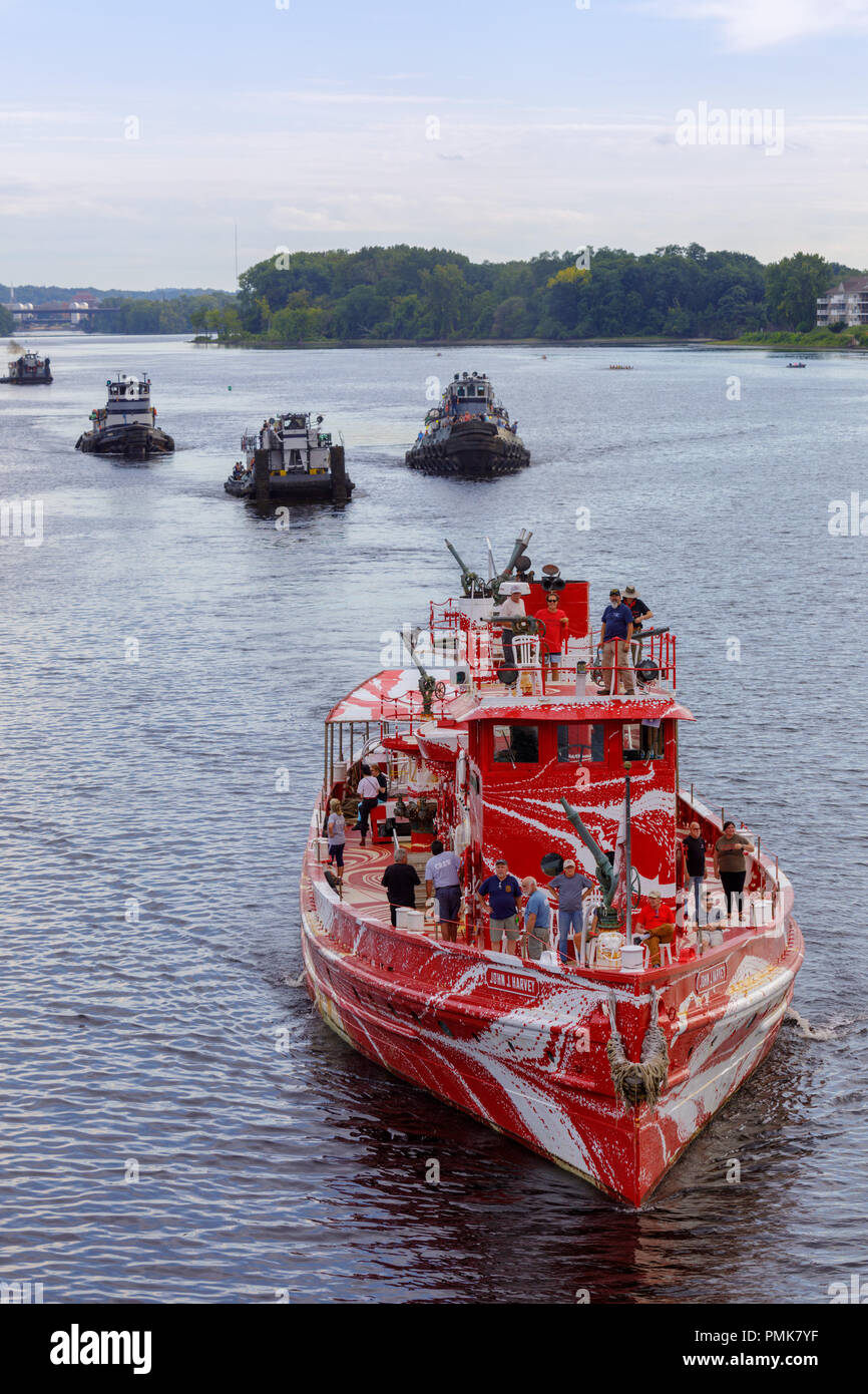 Die New York City's Feuerwehr feuerlöschboot John. J. Harvey führt Schleppschiffen in für die jährliche Tugboat Zusammenfassung auf dem Erie Canal, Waterford, New York S Stockfoto
