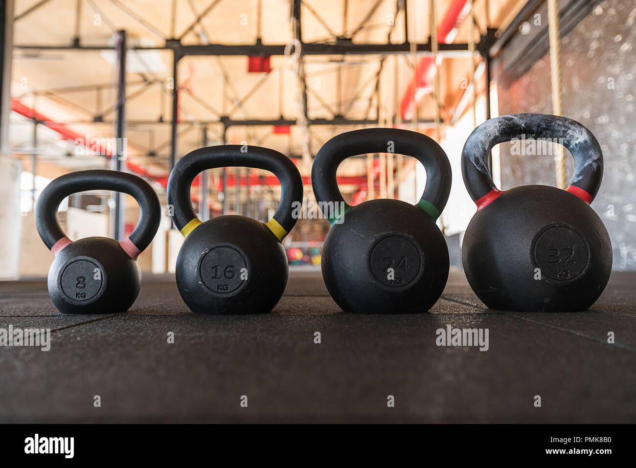 Reihe der Kettlebell oder girya Gewichte in einer Turnhalle Gewicht in ein Fitness- und Aktiv gesund Lifestyle Konzept Stockfoto