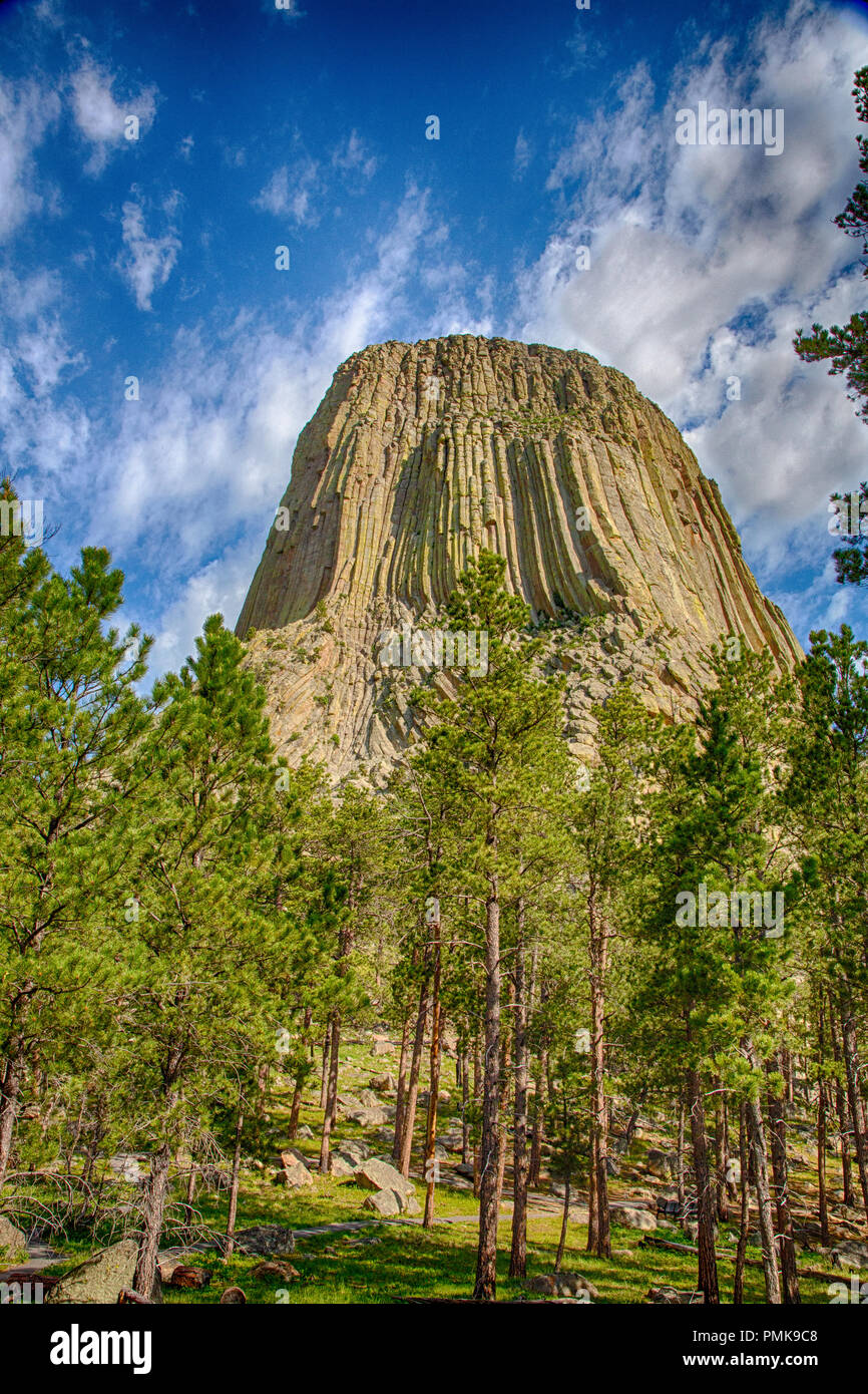 Eine Ansicht von Devil's Tower National Monument im Nordosten von Wyoming. Die Website ist geologischen Wunder sowie ein heiliger Ort für Indianer. Stockfoto