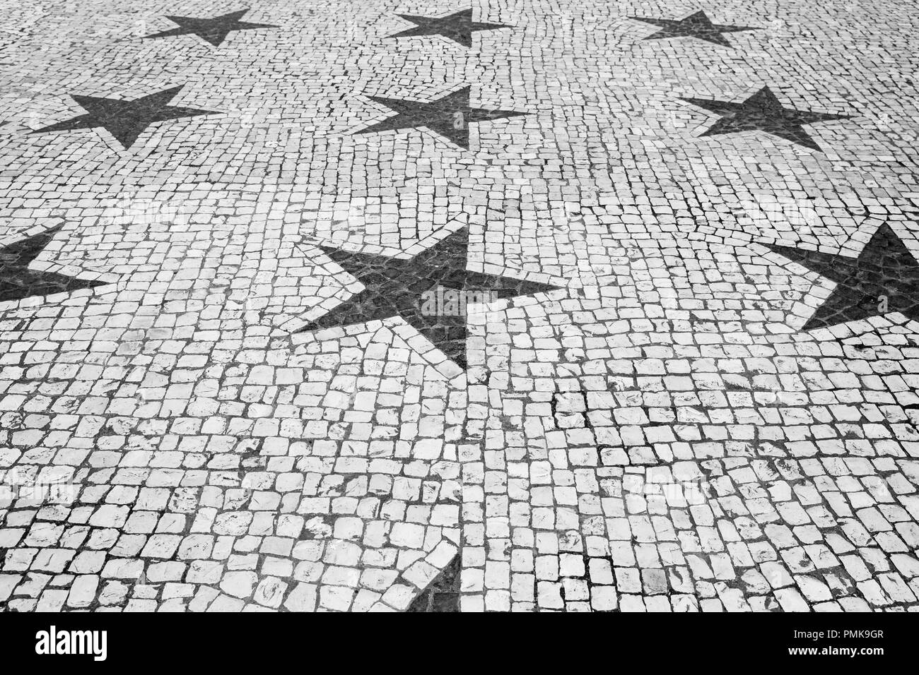 Mosaik street art mit Sterne in Schwarz und Weiß in der Stadt Ponta Delgada, Sao Miguel, Azoren Stockfoto