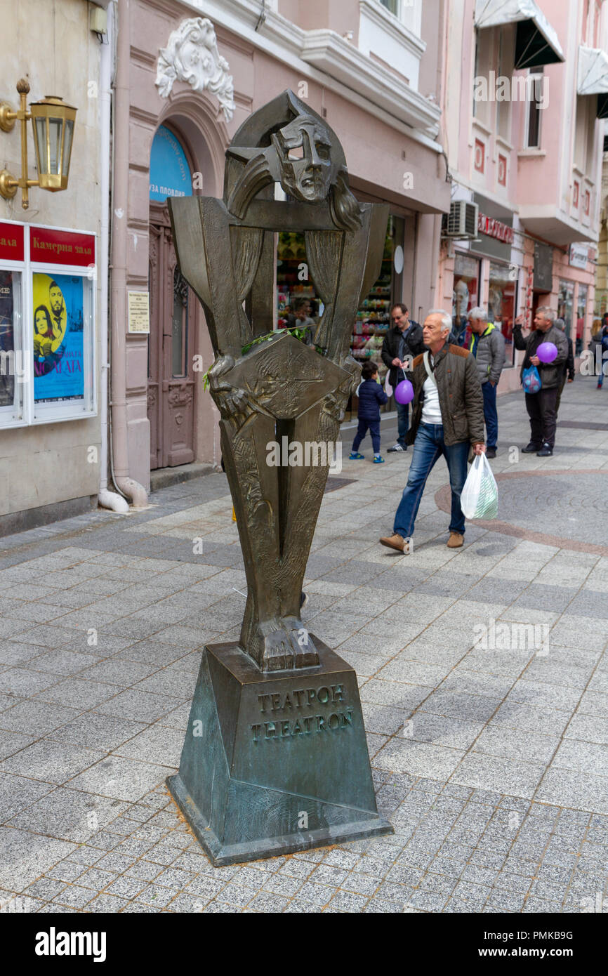 Skulptur außerhalb Plovdiv Drama Theater (ДРАМАТИЧЕН ТЕАТЪР Н. О. МАСАЛИТИНОВ), Plovdiv, Bulgarien. Stockfoto