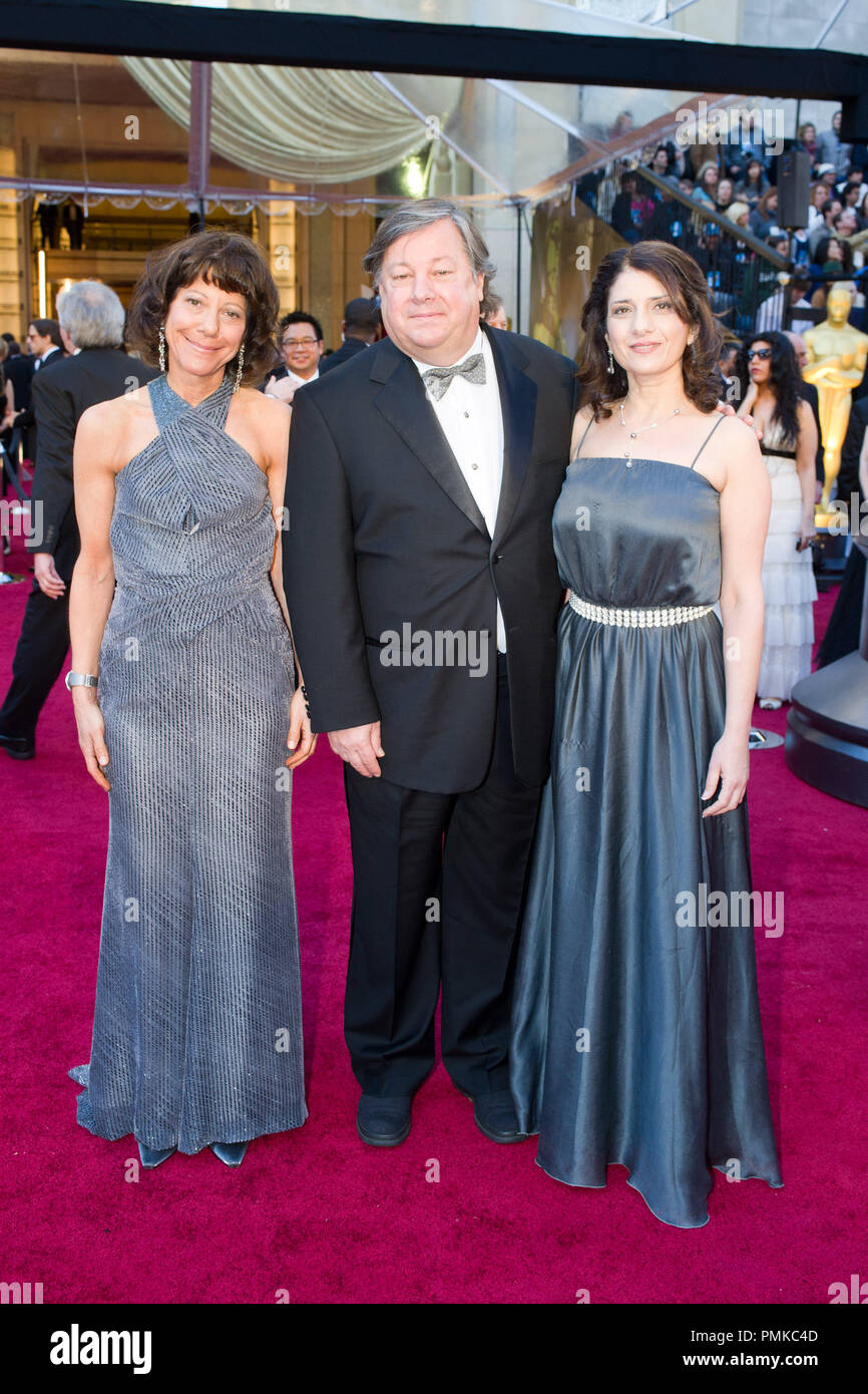 Karen Goodman und Kirk Simon, Oscar-nominierten für den besten Dokumentarfilm (Kurz betrifft), kommen mit Karen Tal für die 83. jährlichen Academy Awards im Kodak Theater in Hollywood, CA Februar 27., 2011. Datei Referenz # 30871 089 Nur für den redaktionellen Gebrauch - Alle Rechte vorbehalten Stockfoto