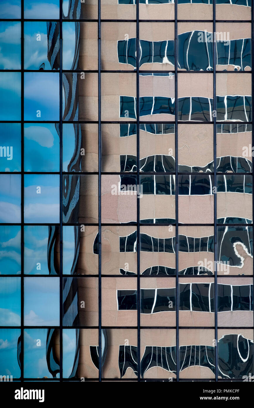 Architektur Detail in Bürogebäude, Birmingham, Alabama. Eine verzerrte Widerspiegelung eines Bürogebäudes in der reflektierenden Fenstern von einem anderen Büro blockieren. Stockfoto Architektur Detail in Bürogebäude, Birmingham, Alabama. Eine verzerrte Widerspiegelung eines Bürogebäudes in der reflektierenden Fenstern von einem anderen Büro blockieren. Stockfoto