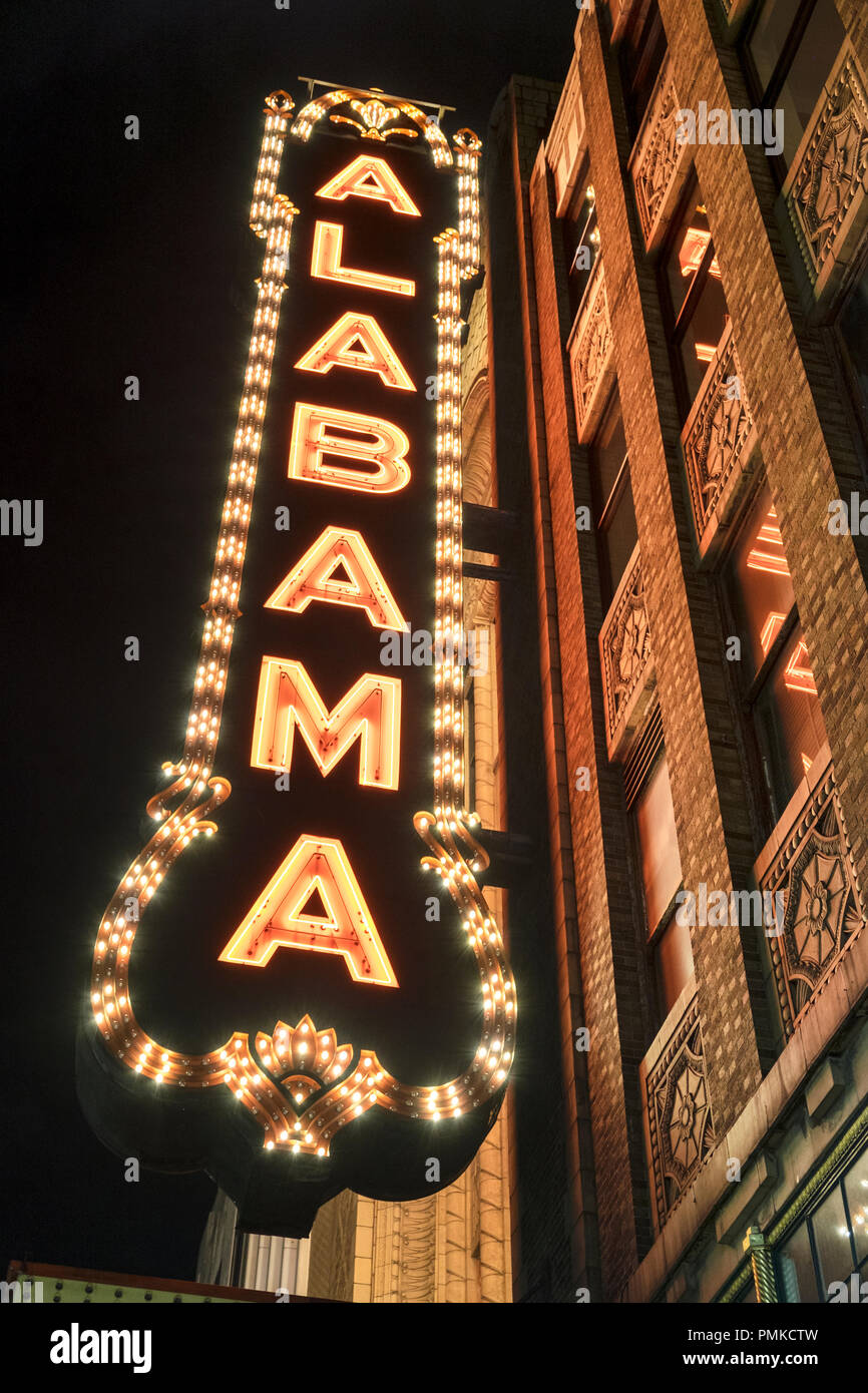 Alabama Theater, Innenstadt von Birmingham Alabama auf der 3. Avenue in Richtung Norden. Stockfoto