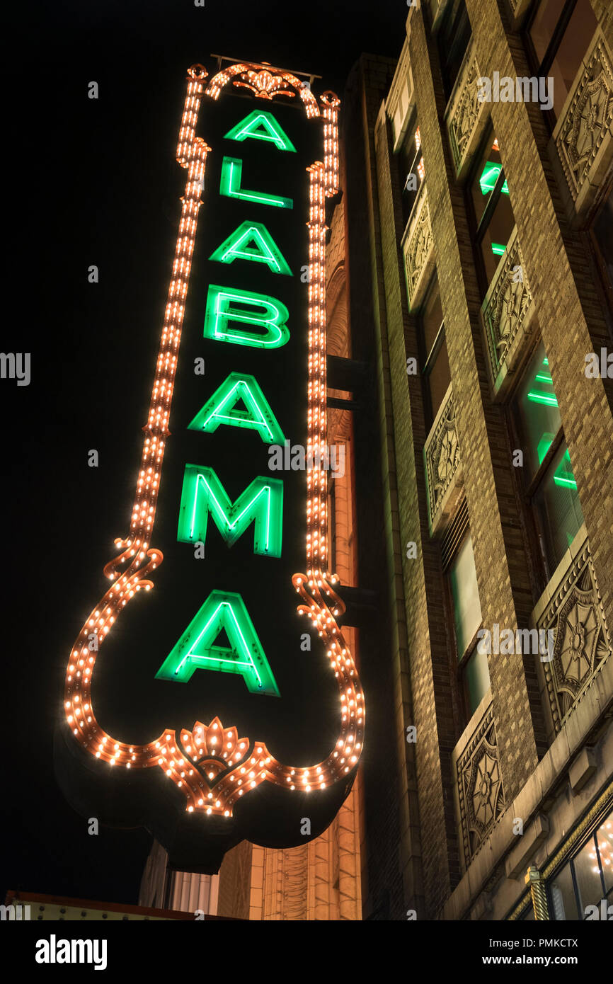 Alabama Theater, Innenstadt von Birmingham Alabama auf der 3. Avenue in Richtung Norden. Stockfoto