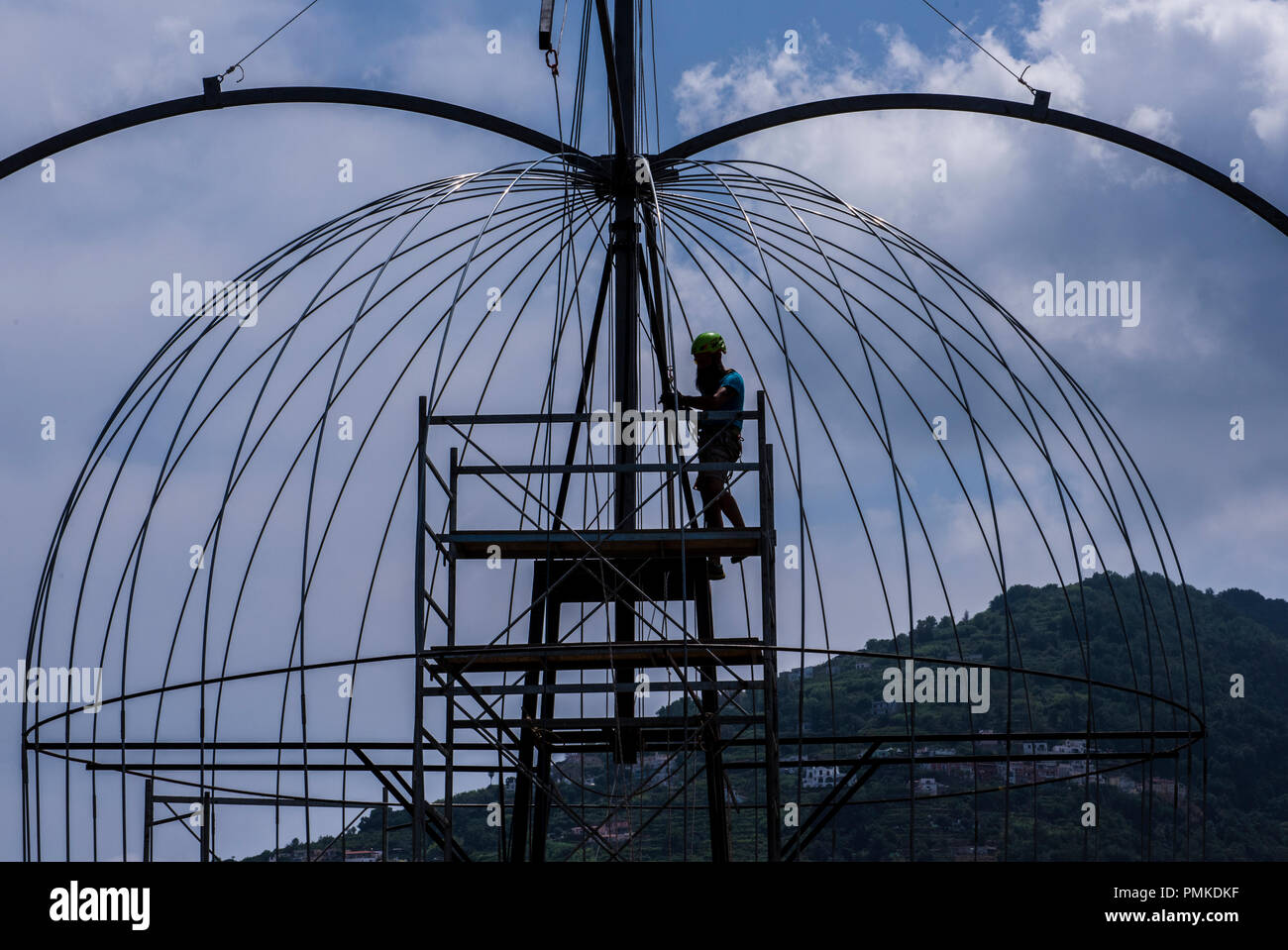 Arbeiter auf Gerüst im inneren Struktur aus Stahl, Ischia Porto, Neapel, Italien, Europa Stockfoto