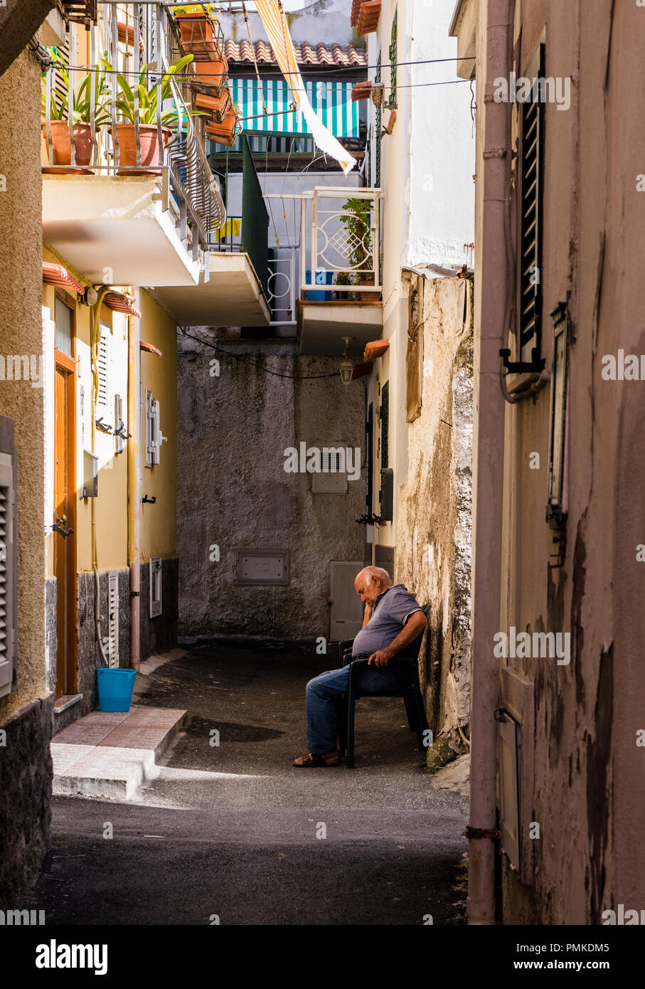 Mann schlafen außerhalb seines Hauses, Forio, Ischia, Neapel, Italien, Europa Stockfoto