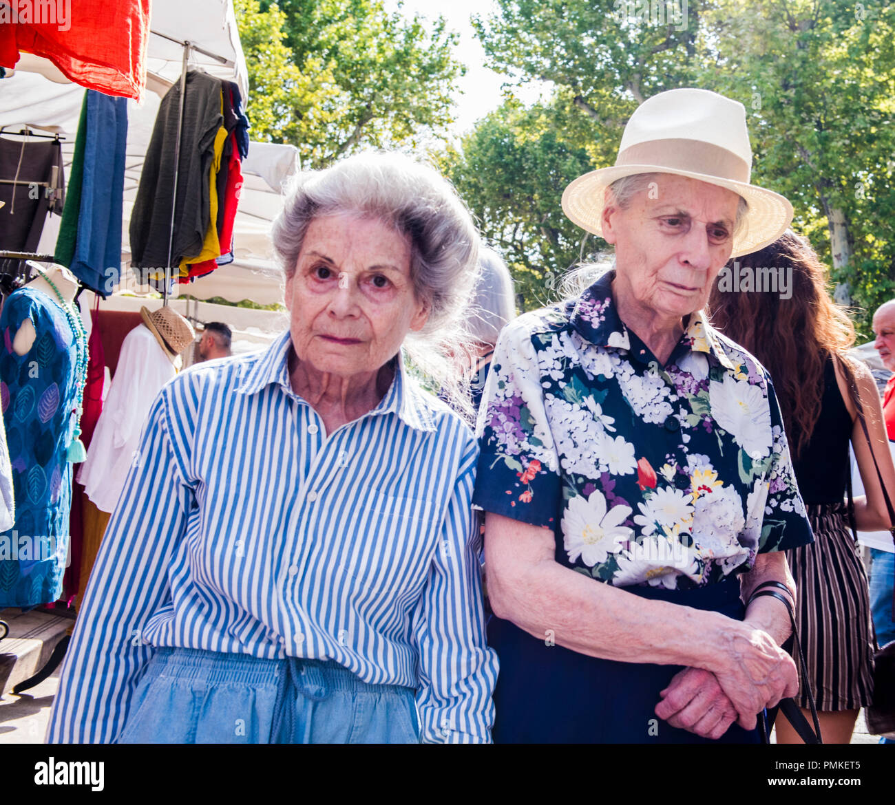 Porträt von zwei älteren Frauen mit düsteren Ausdrücke, im Freien, Aix-en-Provence, Cote d'Azur, Frankreich, Europa Stockfoto