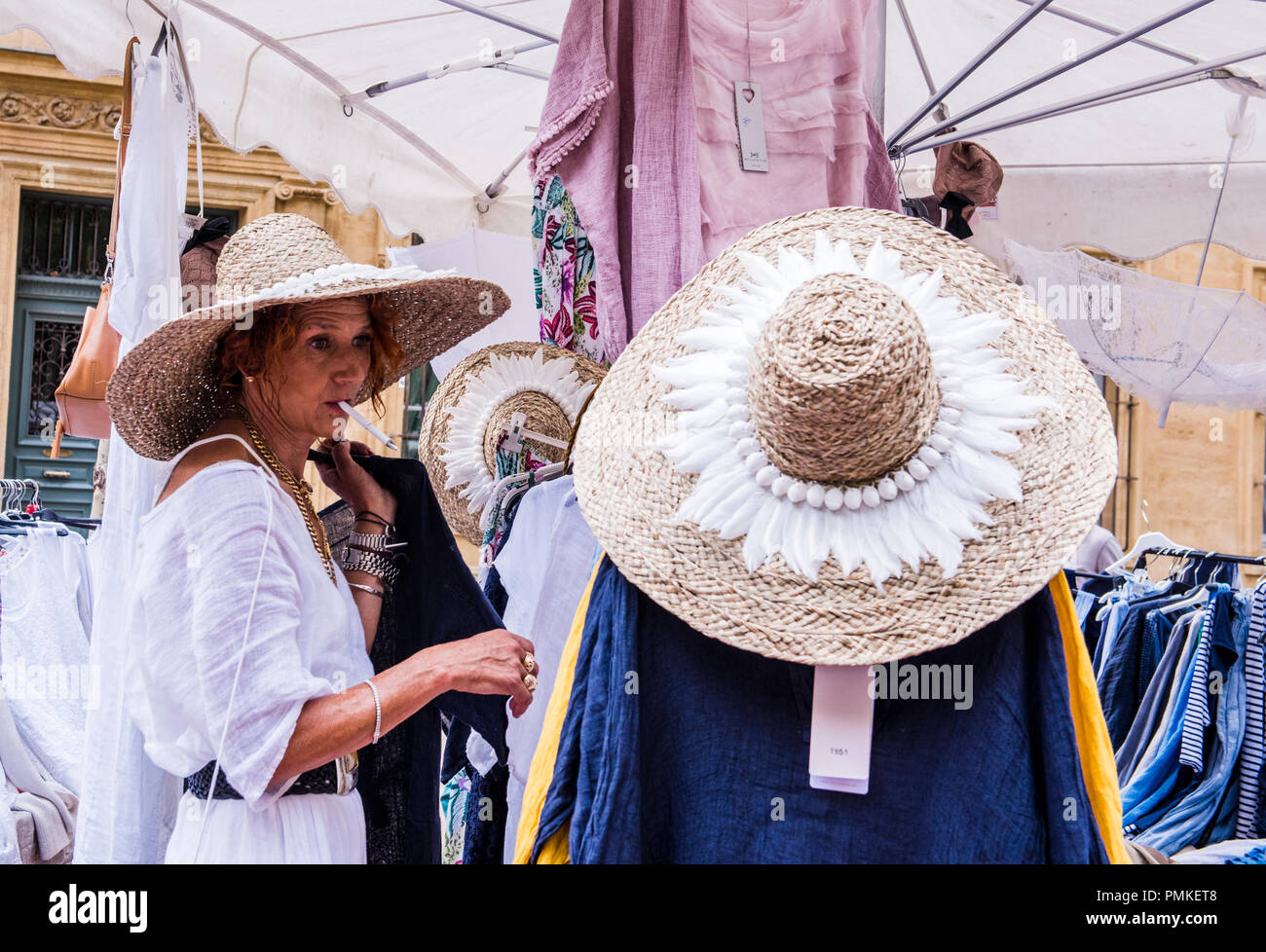 Markt Inhaber stall Stall vorbereiten, tragen, Stroh, Hut, der die Feder im Mund, Aix-en-Provence, Cote d'Azur, Frankreich, Europa Stockfoto