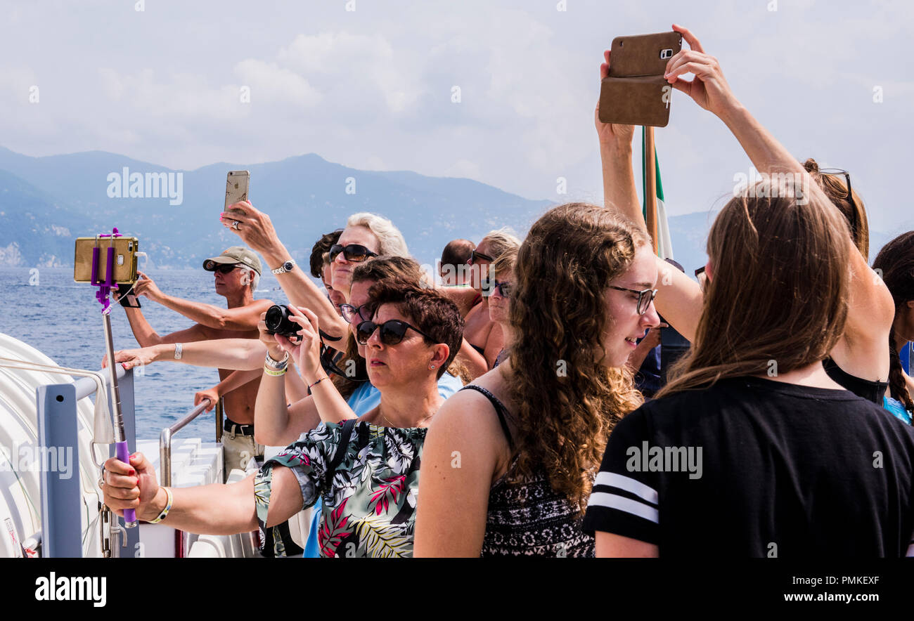 Touristen auf dem Boot, Fotografieren, da sie Ansatz Portofino, Genua, Italien, Europa Stockfoto