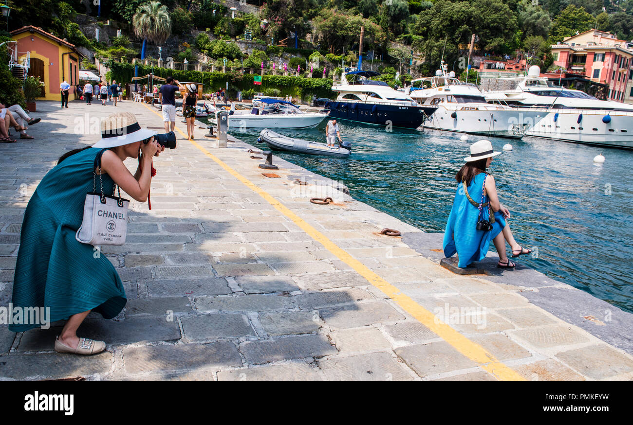 Frau mit Strohhut, fotografieren Freund nach Hafen, Portofina, Genua, Italien, Europa Stockfoto