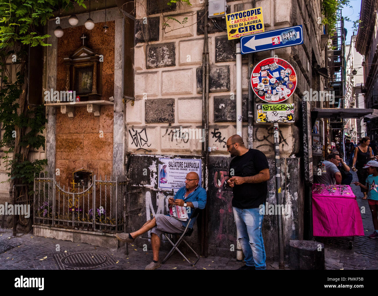 Zwei Männer entspannen auf Straße Ecke, in einer alten Gegend von Neapel, Italien, Europa Stockfoto