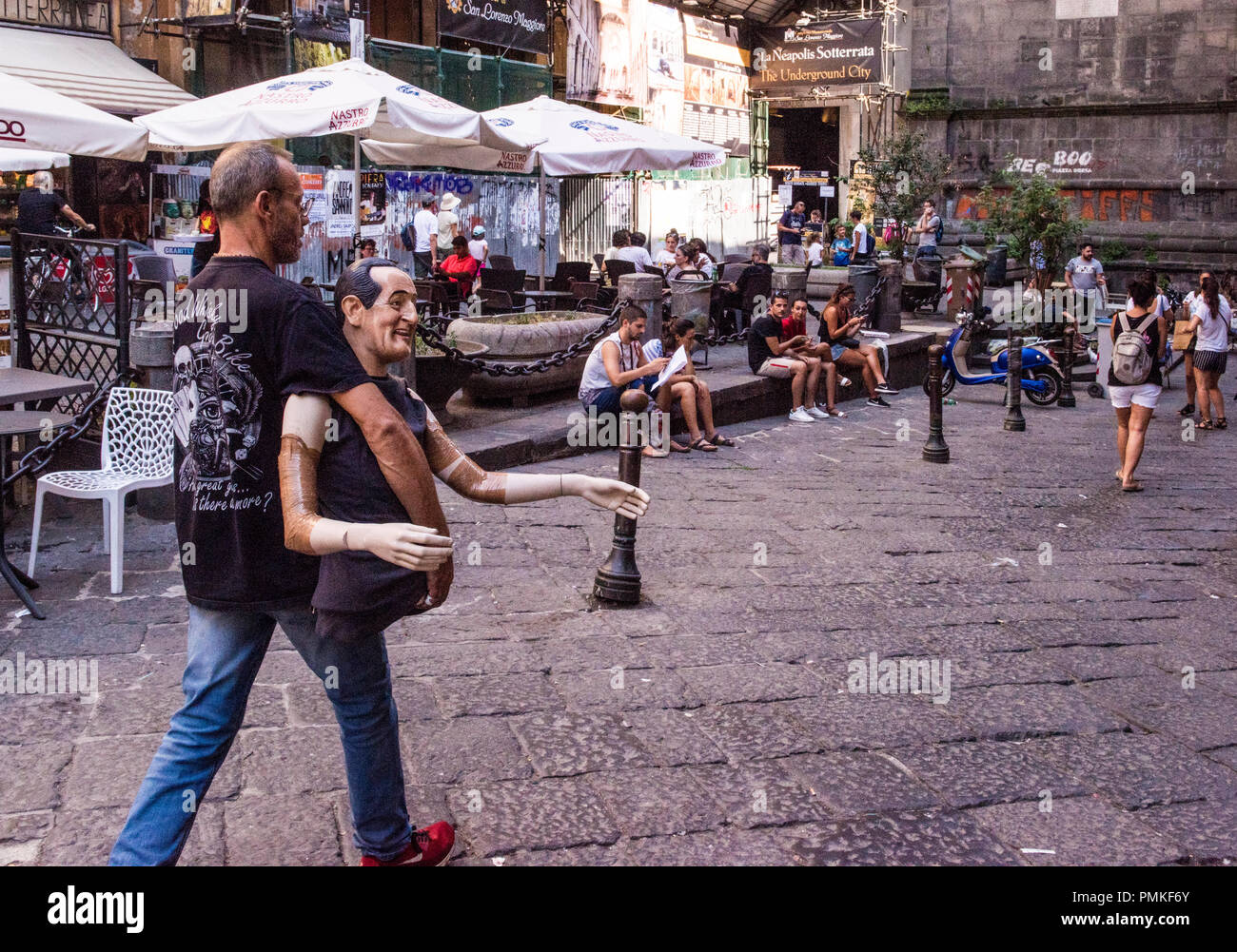 Mann zu Fuß durch Straße, Durchführung dummy der berühmten italienischen Schauspieler Antonio De Curtis, besser bekannt als Toto, Neapel, Italien, Europa bekannt Stockfoto