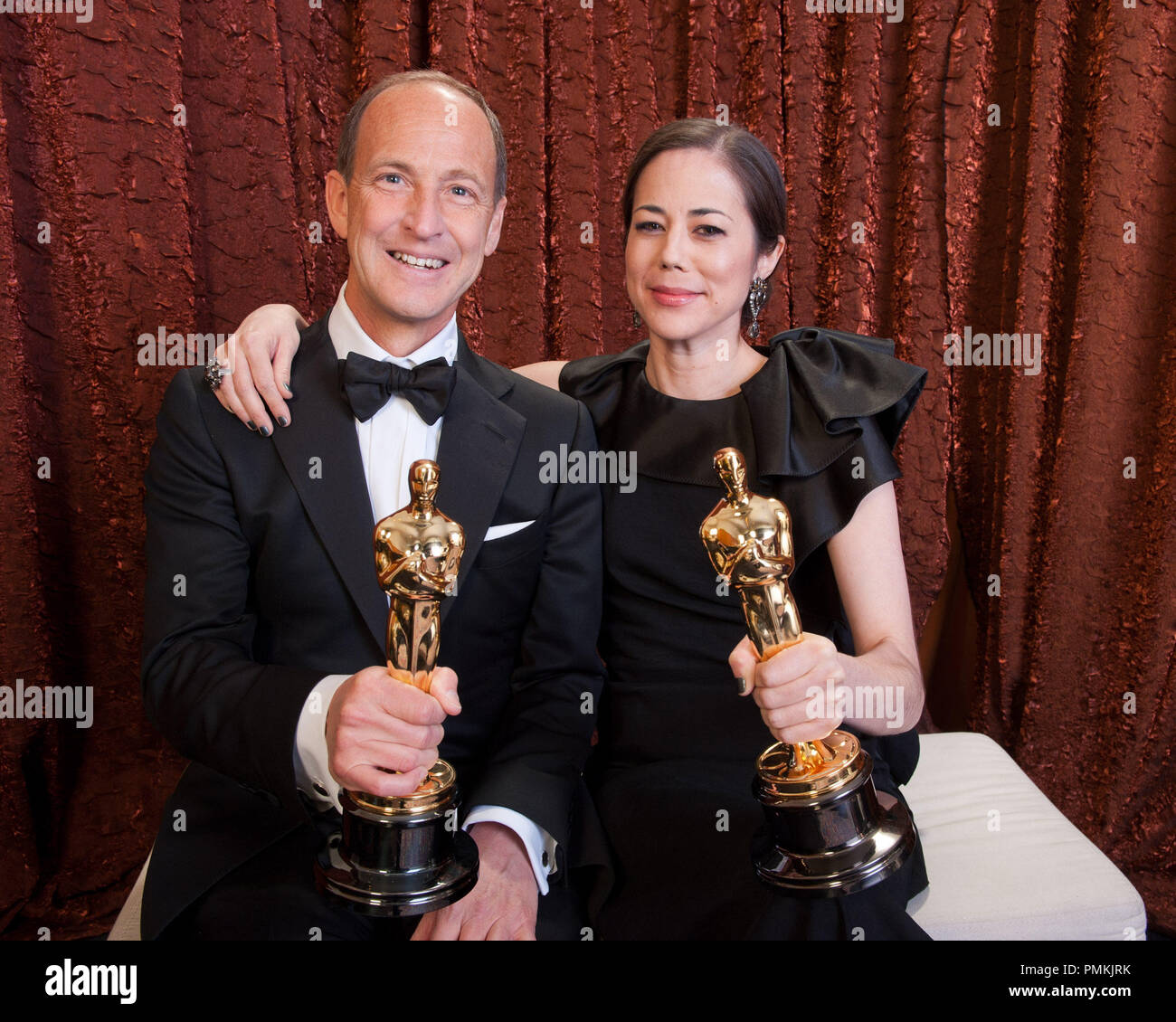 Oscar - Gewinner Charles Ferguson und Audrey Marrs, Gewinner für den besten Dokumentarfilm für die Arbeit an "Inside Job", Stellen hinter der Bühne während der Live-ABC Television Network des 83. jährlichen Academy Awards aus dem Kodak Theater in Hollywood, CA Sonntag, 27 Februar, 2011 ausgestrahlt. Datei Referenz # 30871 461 Nur für den redaktionellen Gebrauch - Alle Rechte vorbehalten Stockfoto