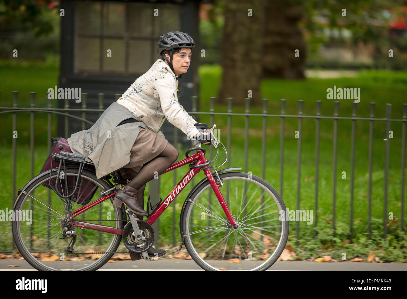 London Radfahren im Hyde Park Großbritannien. Individuelle Radfahrerin, auf dem verkehrsfreien Radweg' Stockfoto