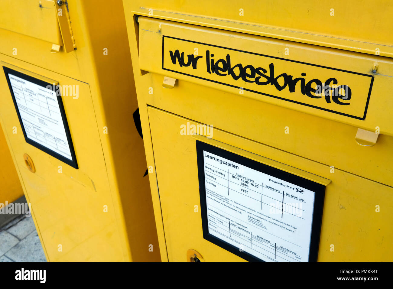 Yellow post box of the german post -Fotos und -Bildmaterial in hoher  Auflösung – Alamy