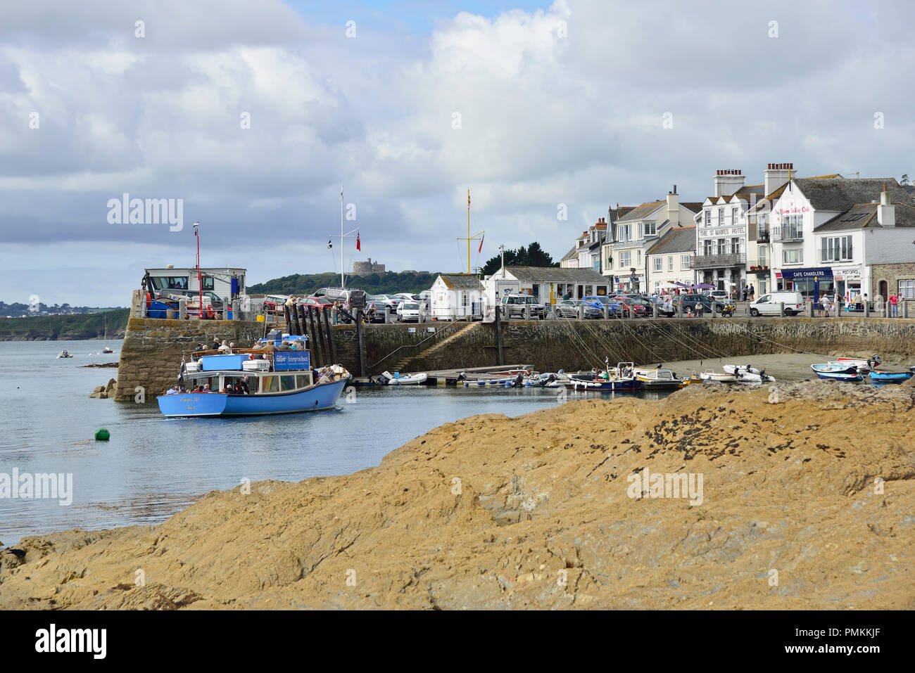 Die falmouth Fähre bei der Ankunft im Küstenort St Mawes auf der Roseland Halbinsel an der Küste von Cornwall in der Nähe von Falmouth, Cornwall, England, Großbritannien. Stockfoto