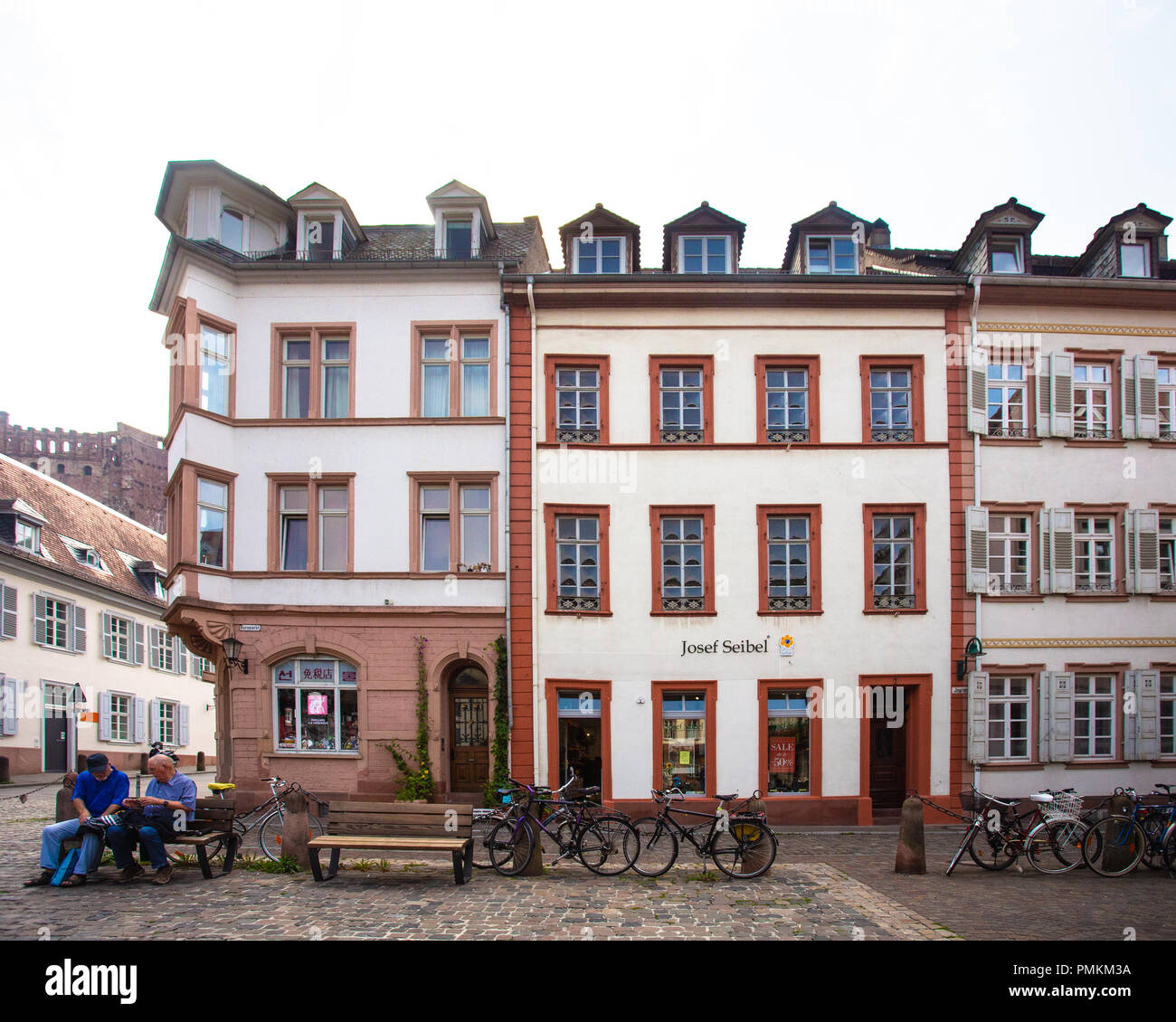 HEIDELBERG, Deutschland - 6. September 2018: Europäische Straße Szene aus Heidelberg, Deutschland mit gepflasterten Straße, Menschen und alte Architektur Stockfoto